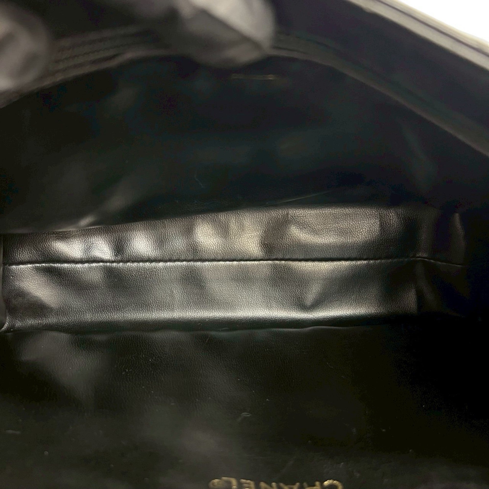 Chanel Black Leather Shoulder Bag (Pre-Owned)