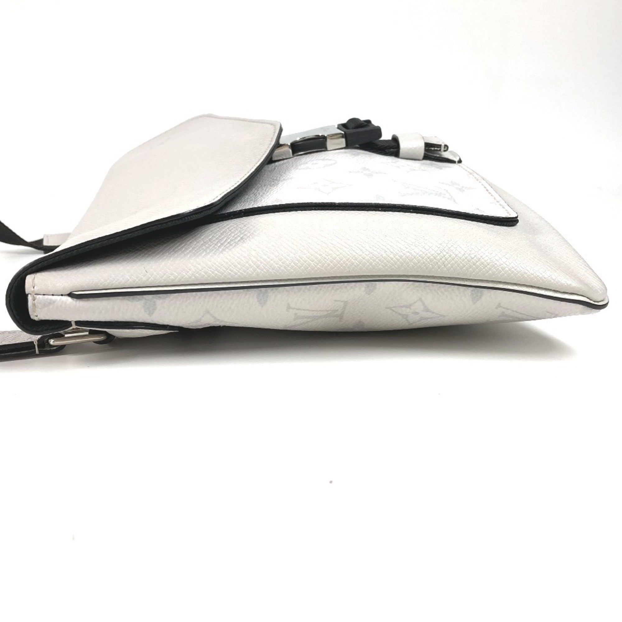 Louis Vuitton White Taigarama Shoulder Bag (Pre-Owned)