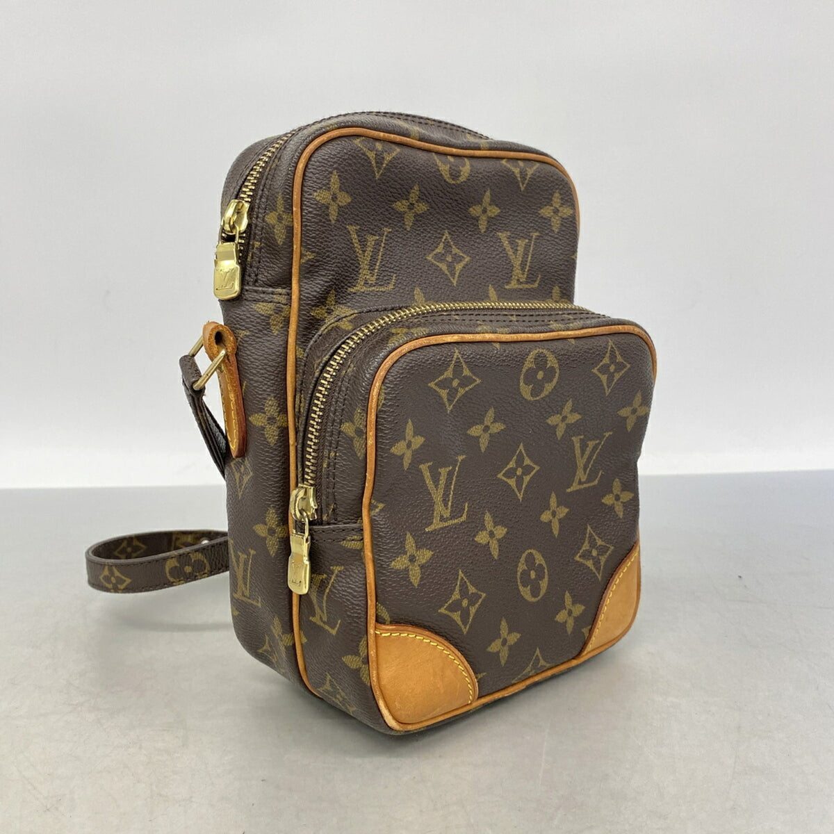 Louis Vuitton Brown Shoulder Bag (Pre-Owned)