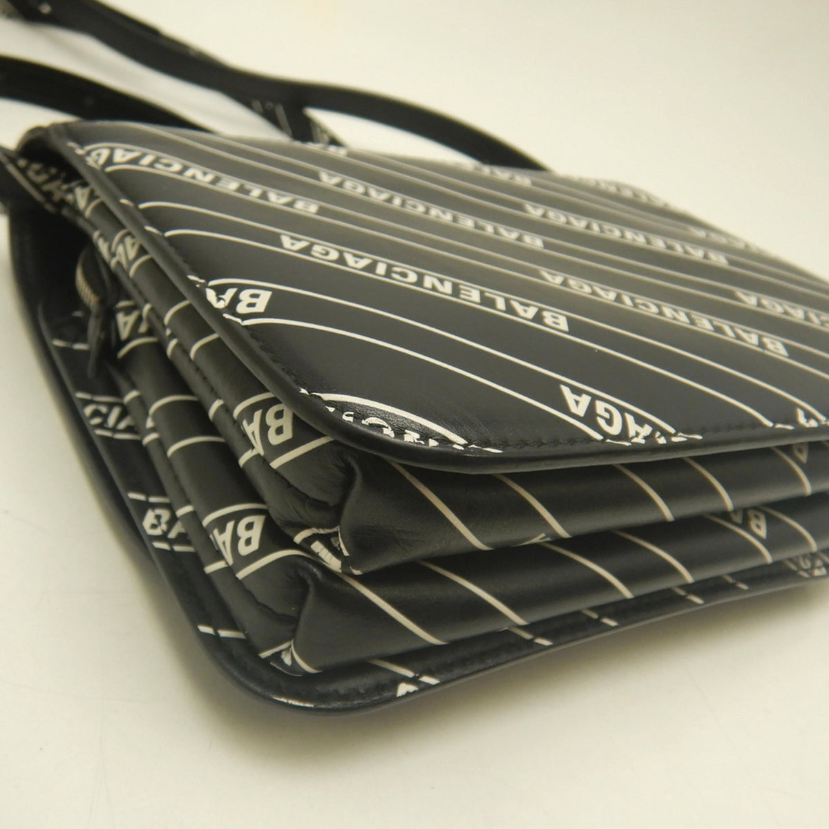 Balenciaga Black White Leather Shoulder Bag (Pre-Owned)