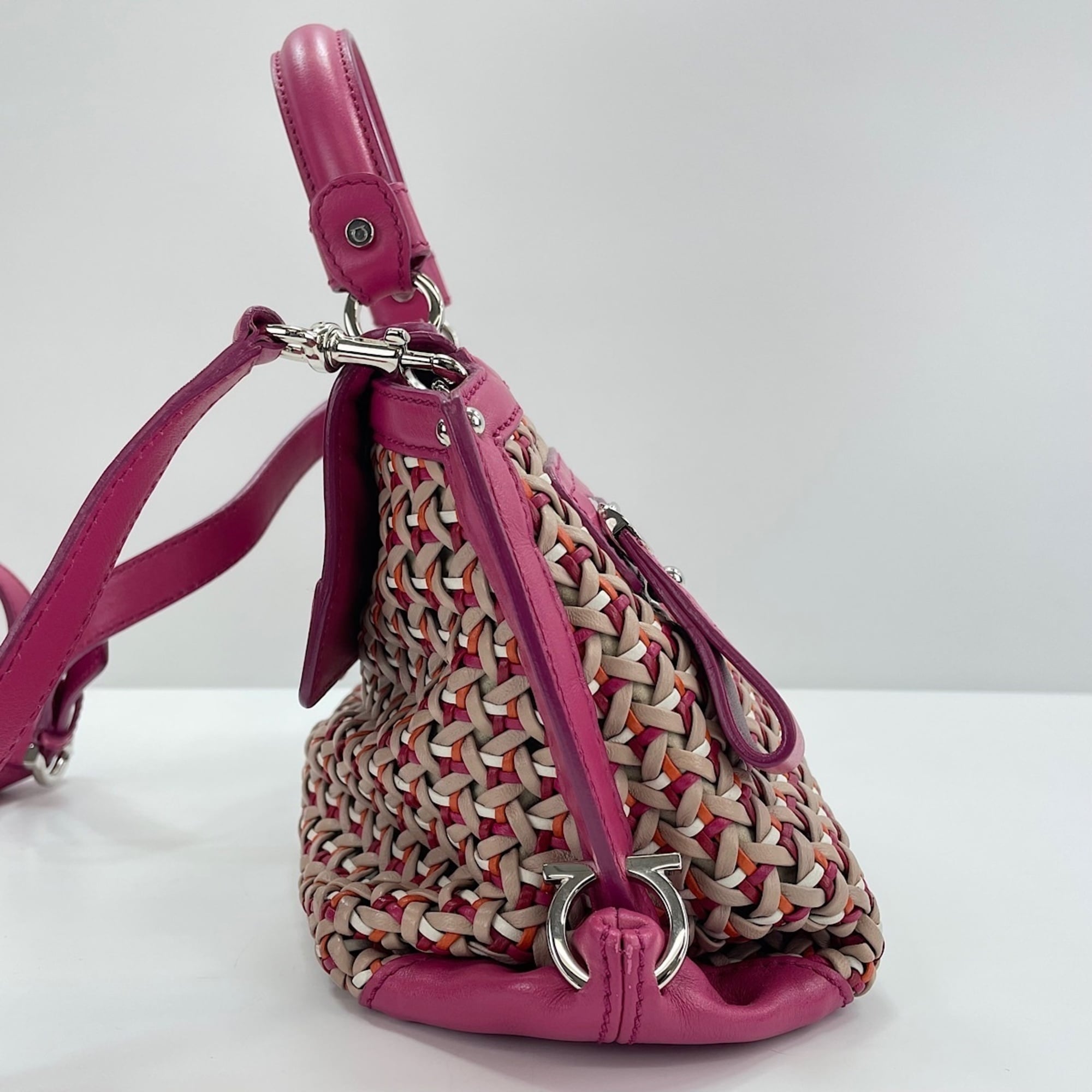 Salvatore Ferragamo Gancini Pink Shoulder Bag (Pre-Owned)