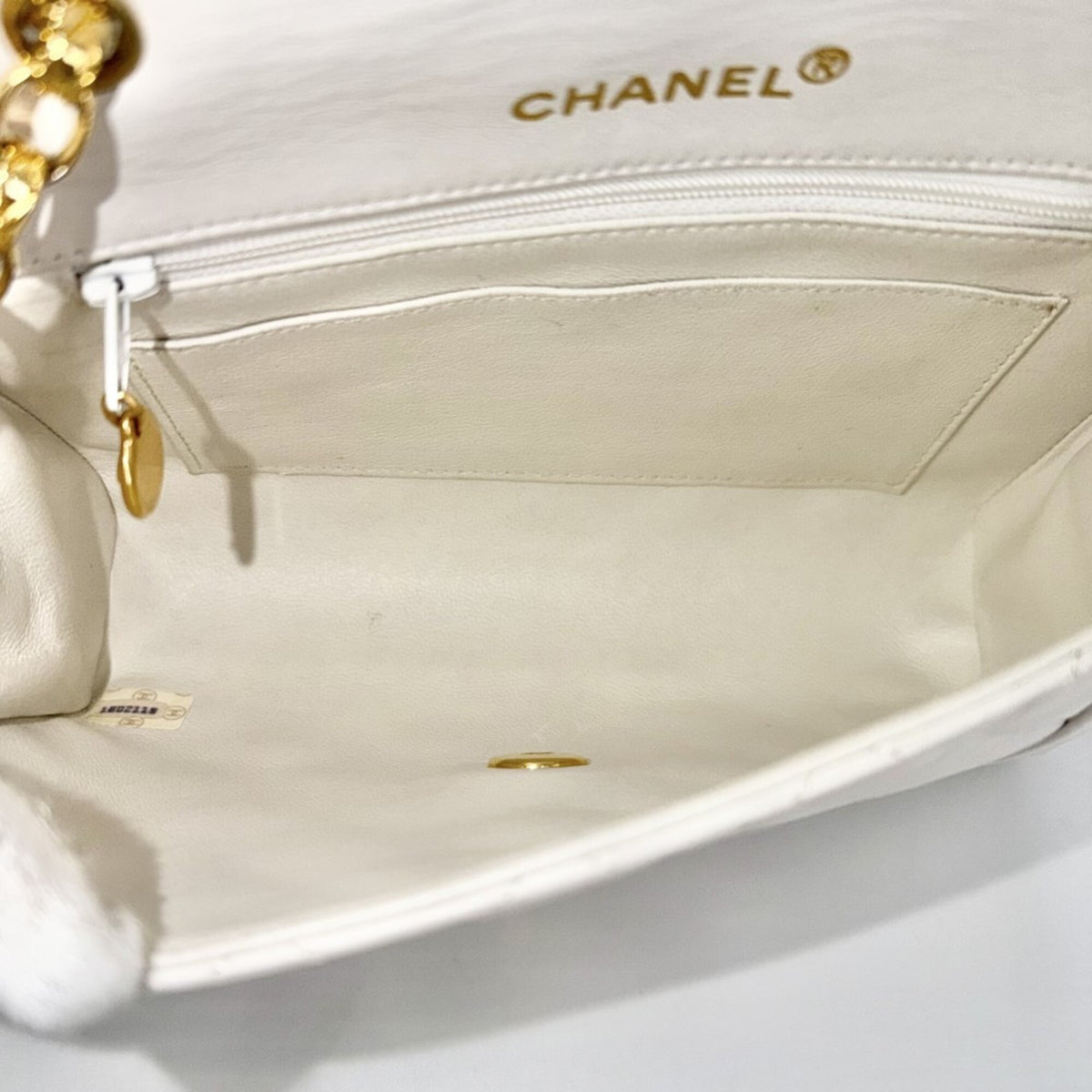Chanel White Leather Shoulder Bag (Pre-Owned)