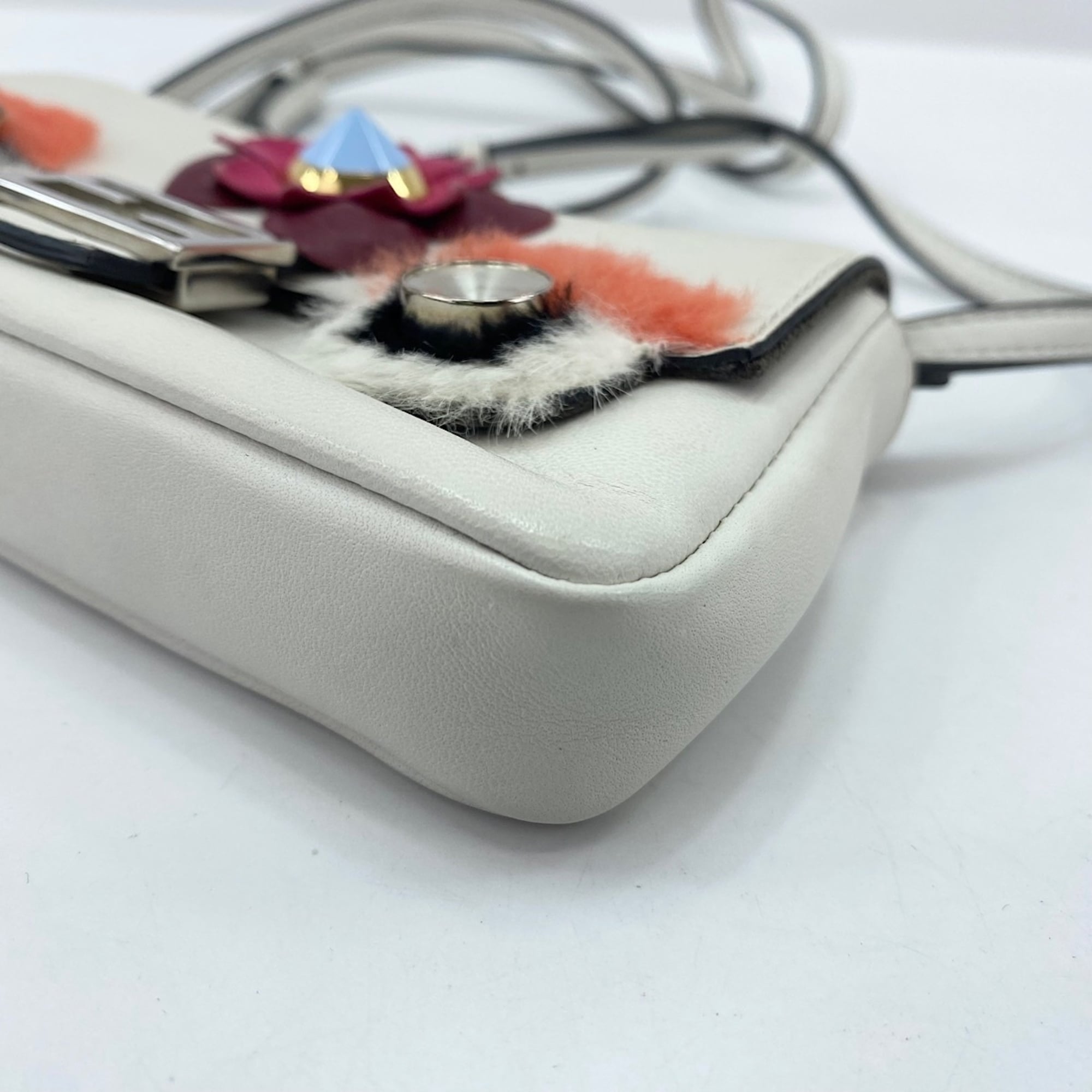 Fendi White Shoulder Bag (Pre-Owned)