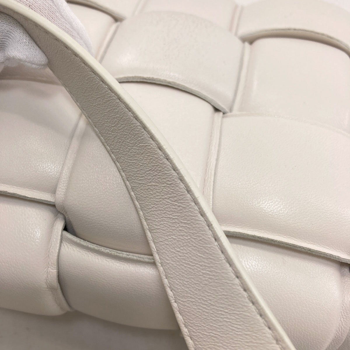 Bottega Veneta White Leather Shoulder Bag (Pre-Owned)