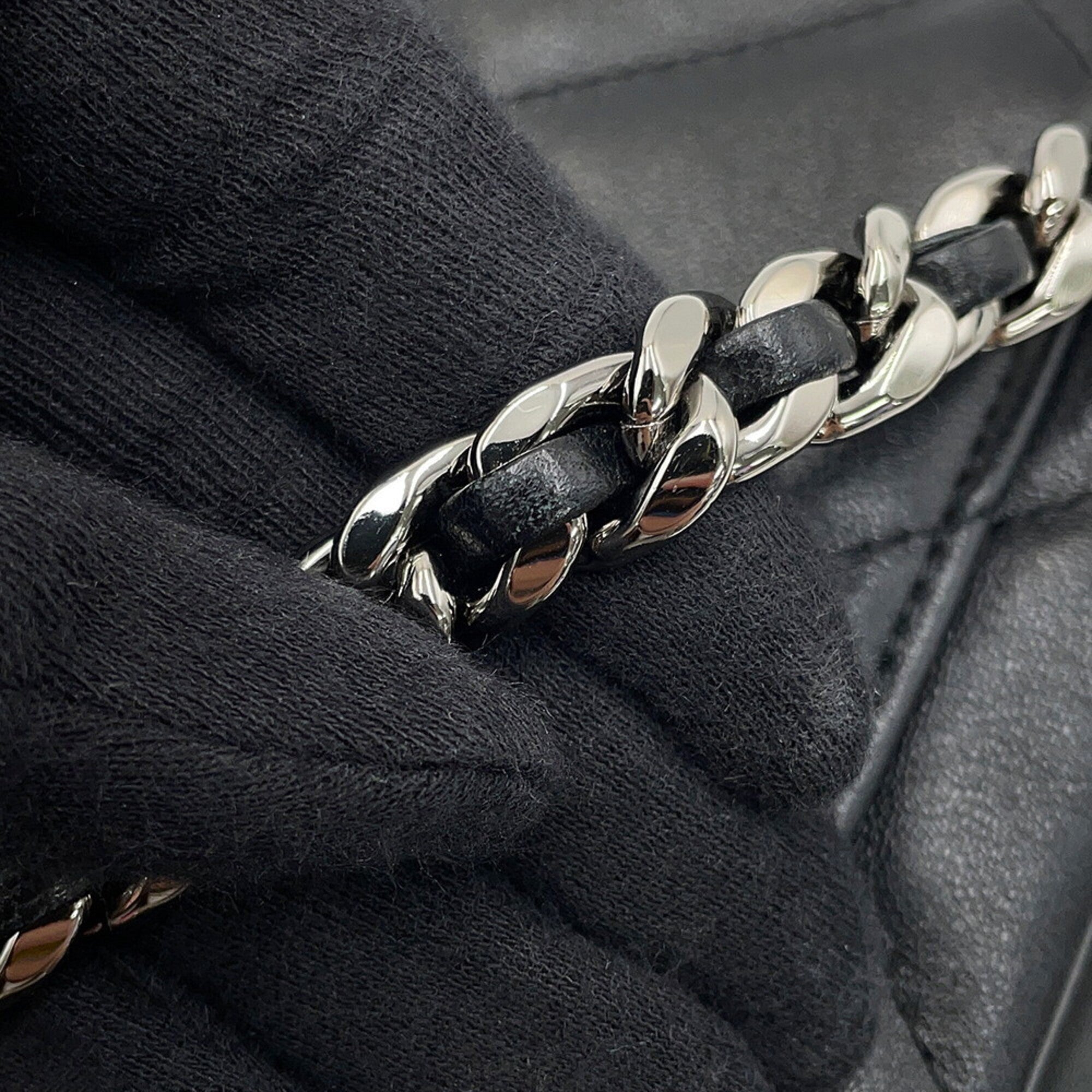 Chanel Black Leather Shoulder Bag (Pre-Owned)