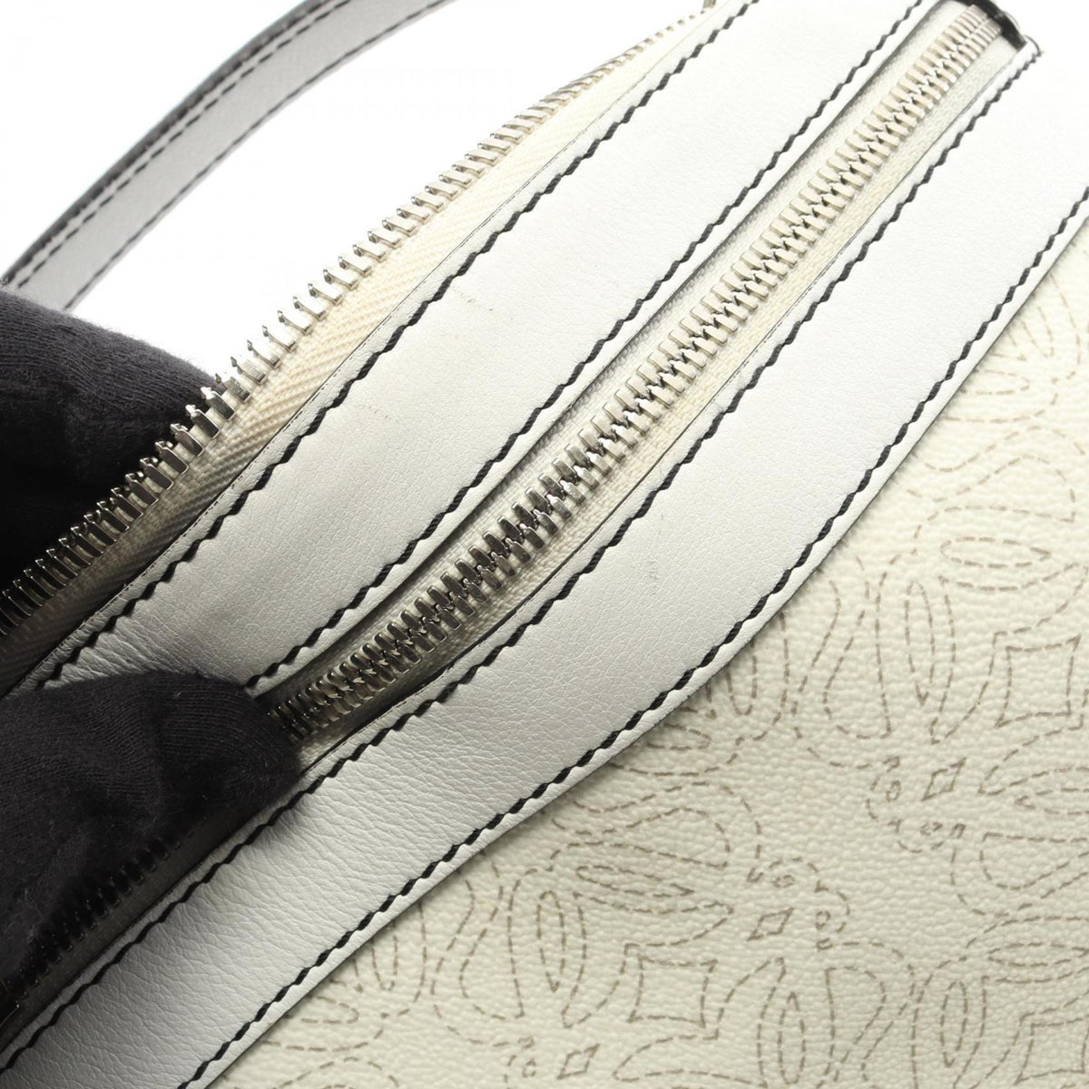 Loewe White Coated Canvas Leather Shoulder Bag (Pre-Owned)