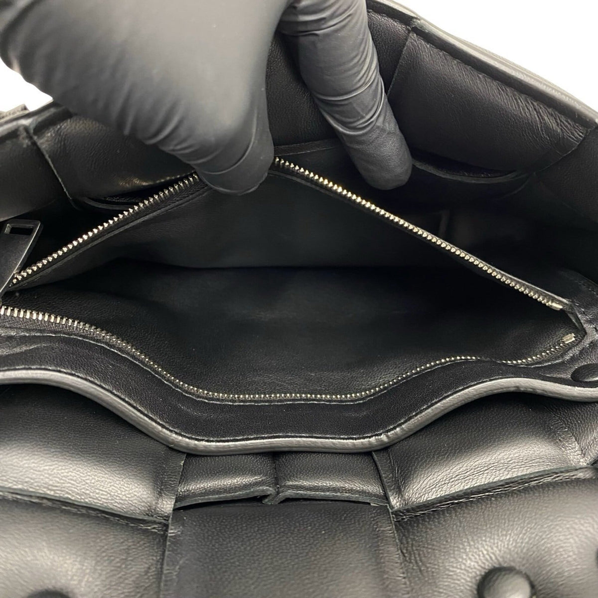 Bottega Veneta Black Leather Pochette Shoulder Bag (Pre-Owned)