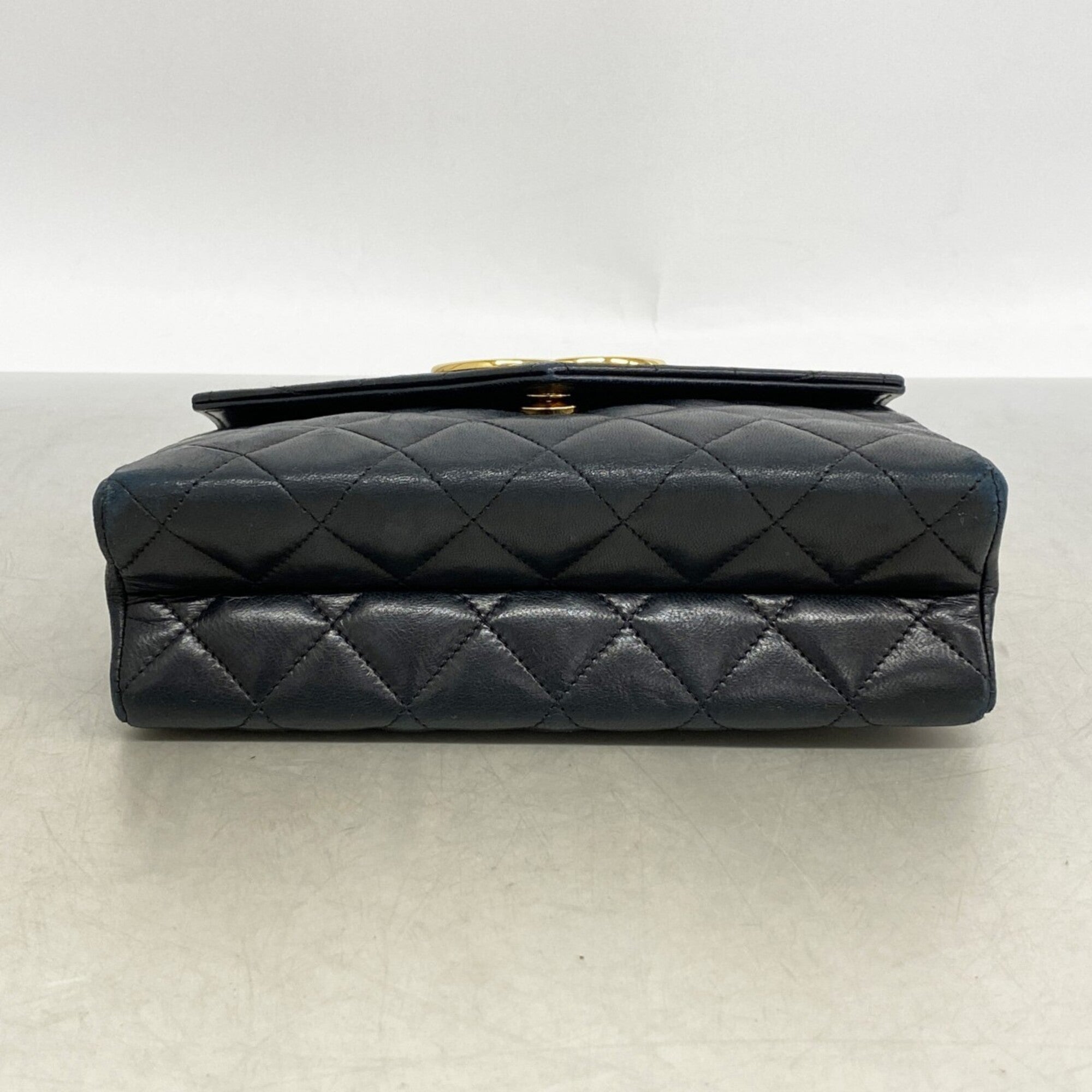 Chanel Black Leather Shoulder Bag (Pre-Owned)