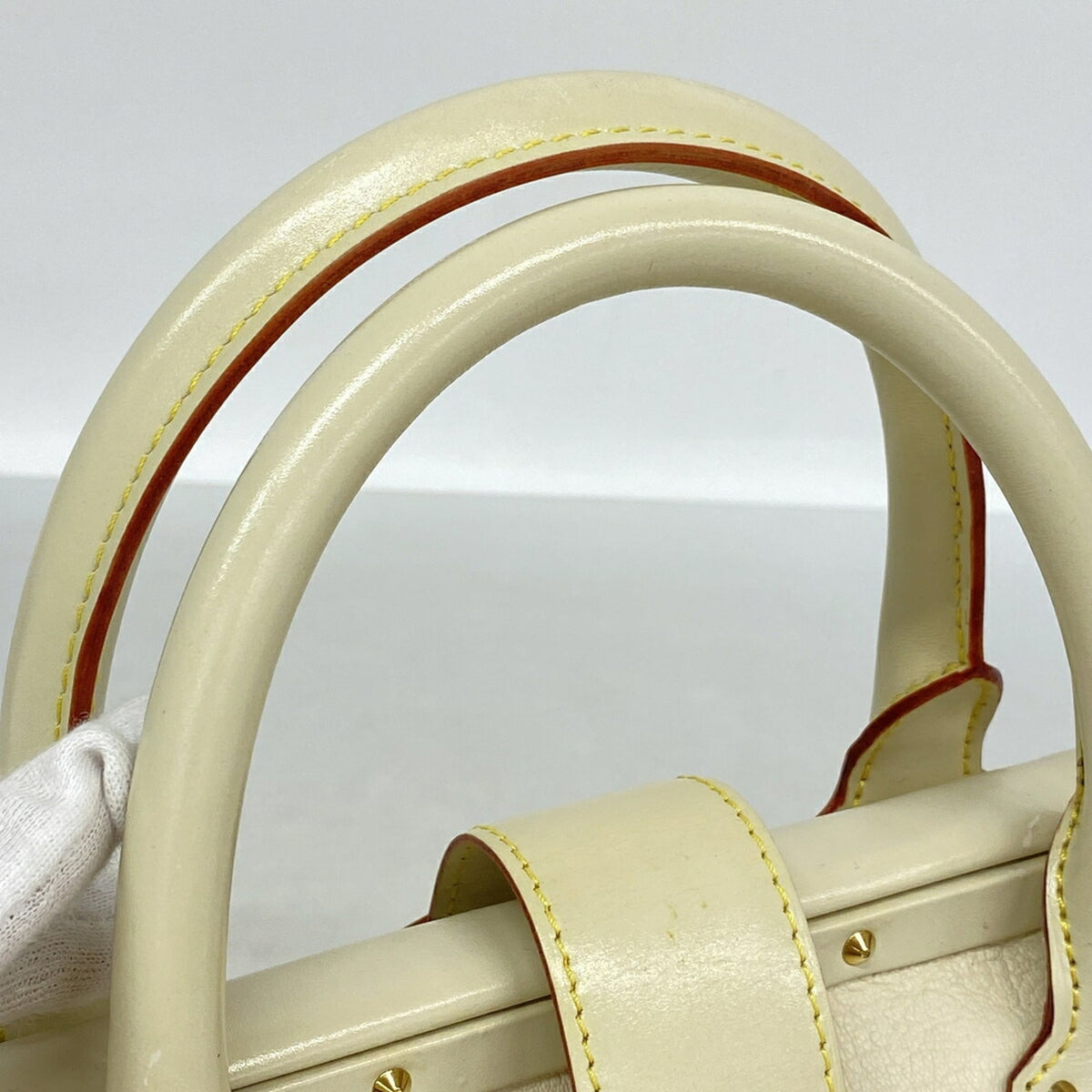 Louis Vuitton Blanc Handbag (Pre-Owned)