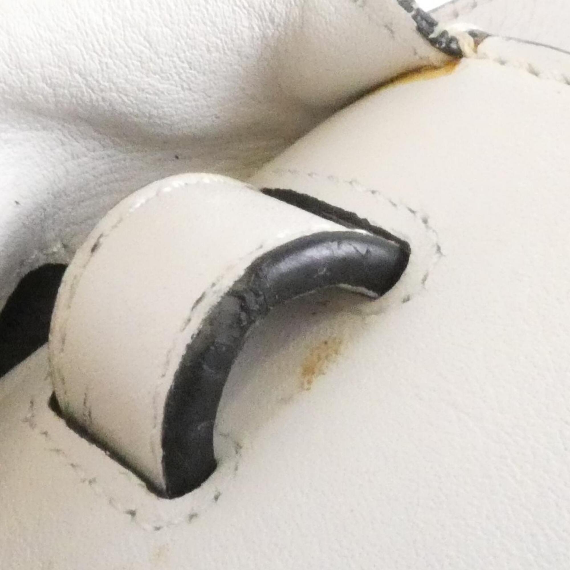 Loewe White Leather Shoulder Bag (Pre-Owned)