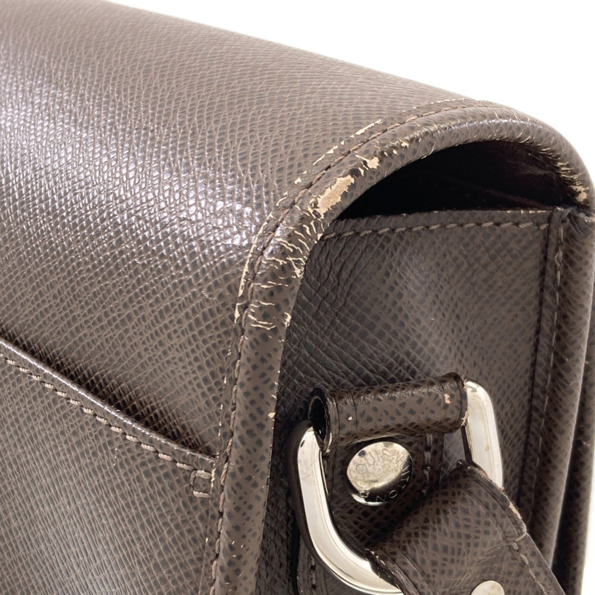 Louis Vuitton Grizzly Taiga Leather Shoulder Bag (Pre-Owned)