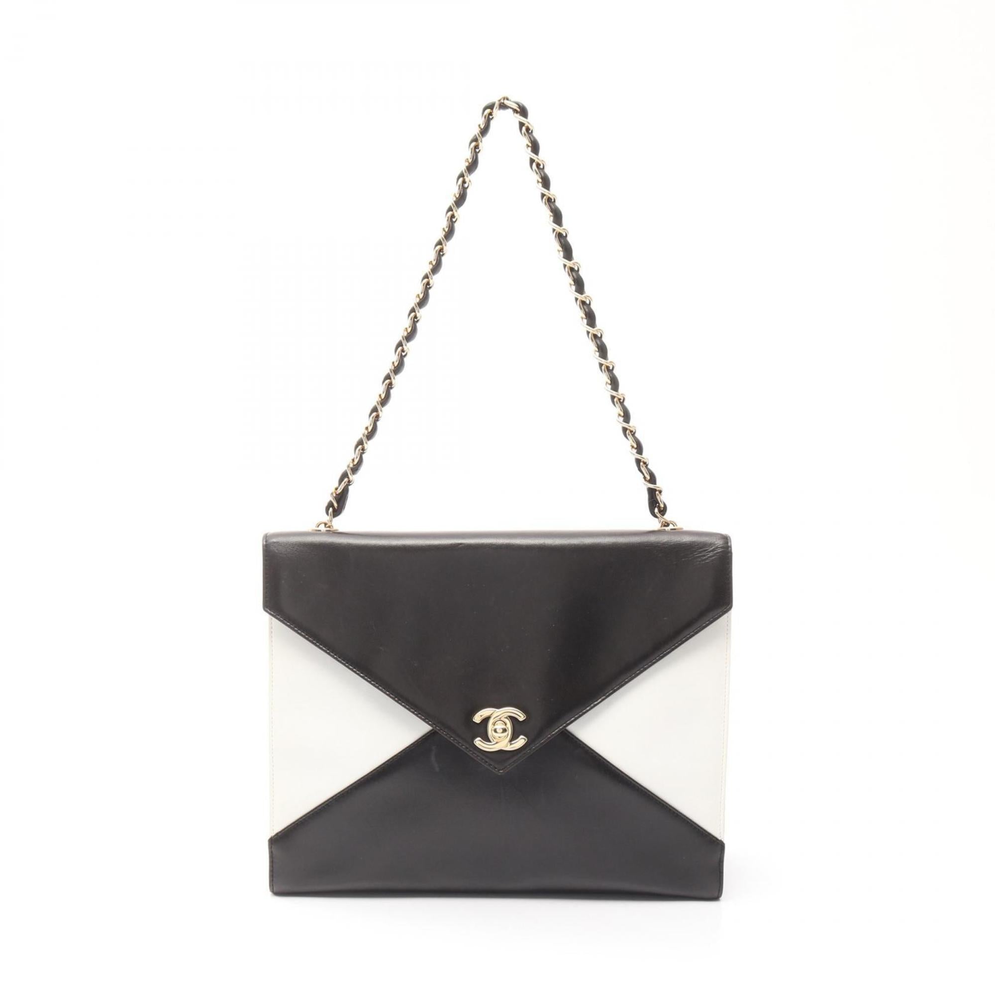 Chanel Black White Leather Shoulder Bag (Pre-Owned)
