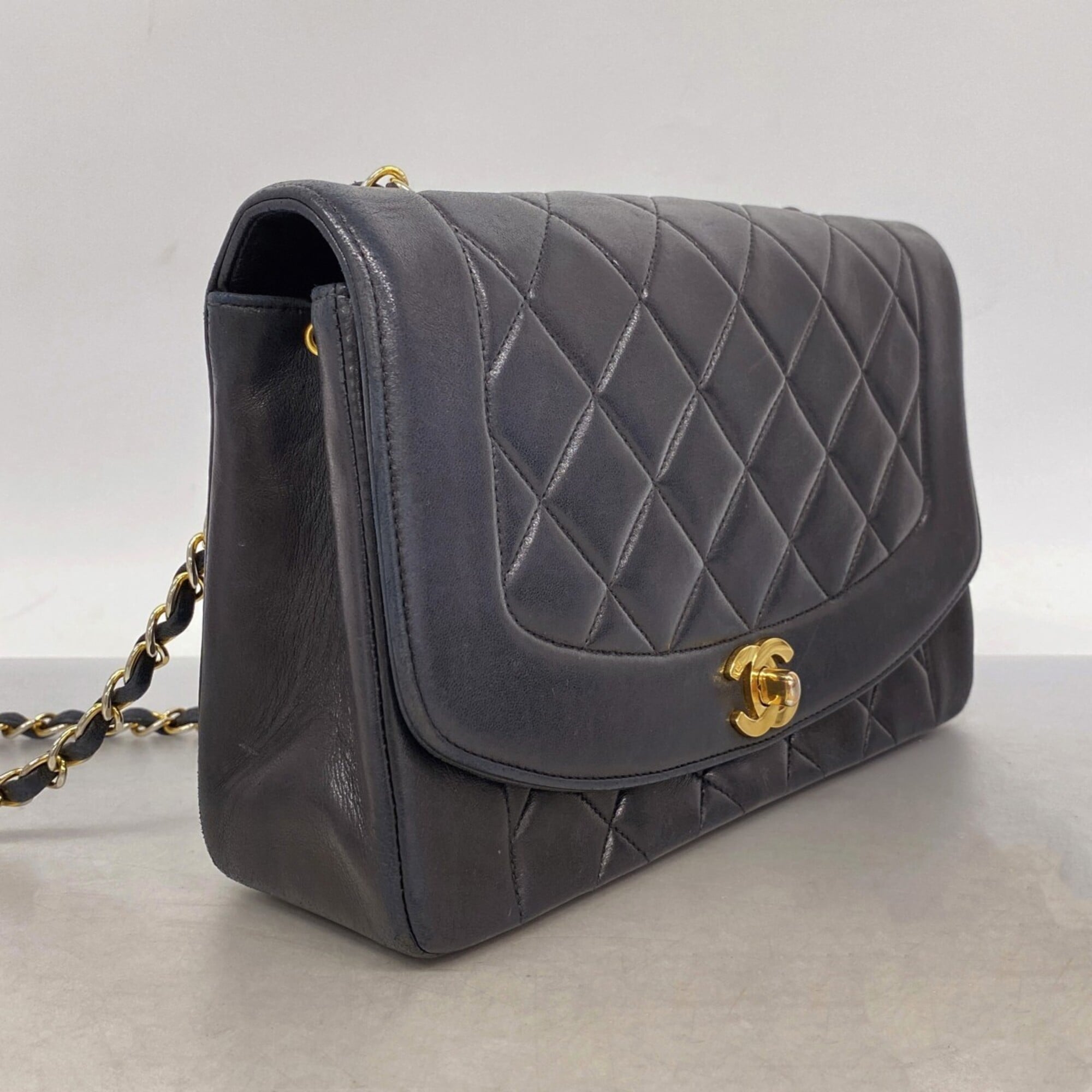 Chanel Black Leather Shoulder Bag (Pre-Owned)