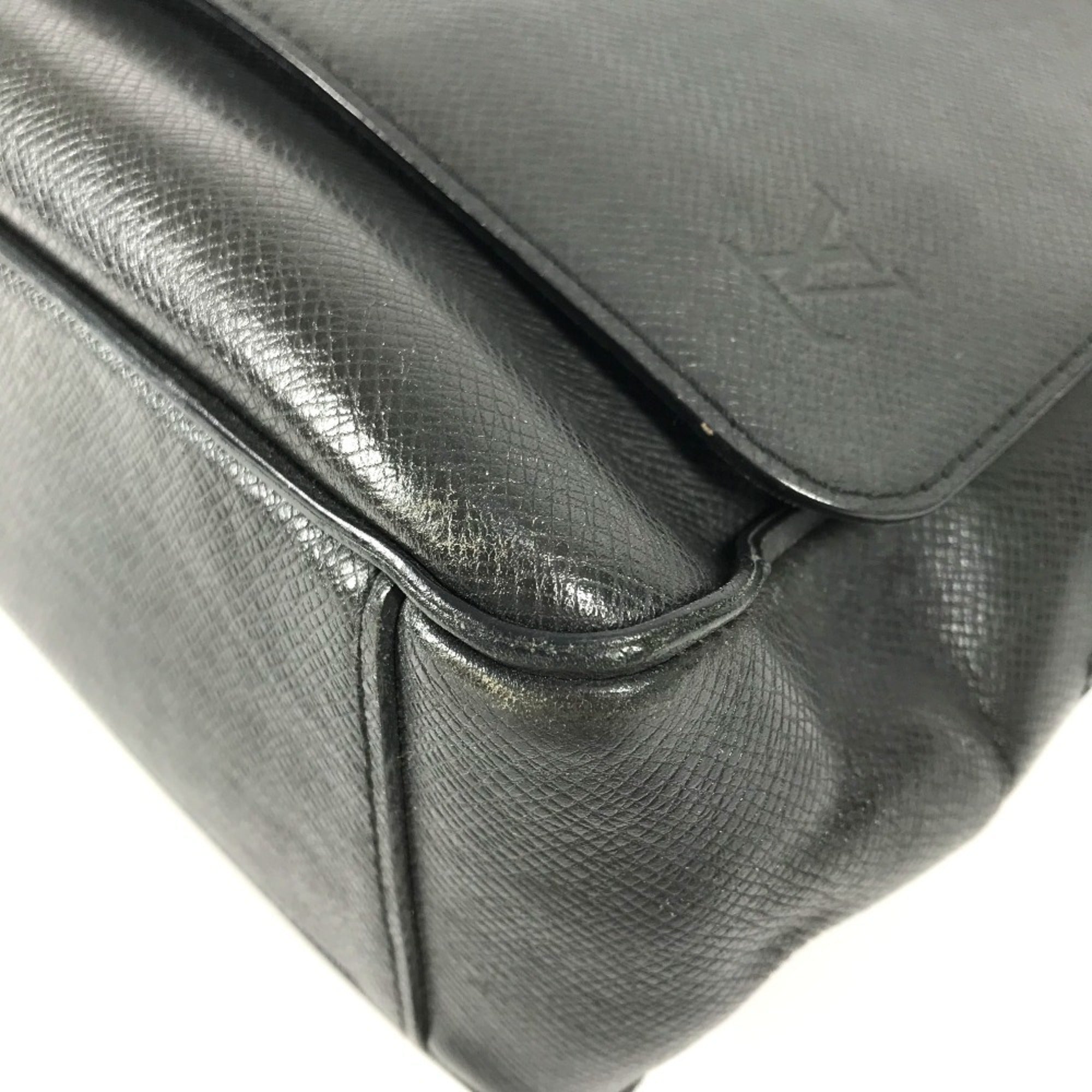 Louis Vuitton Ardoise Black Taiga Leather Leather Messenger Bag Shoulder Bag (Pre-Owned)