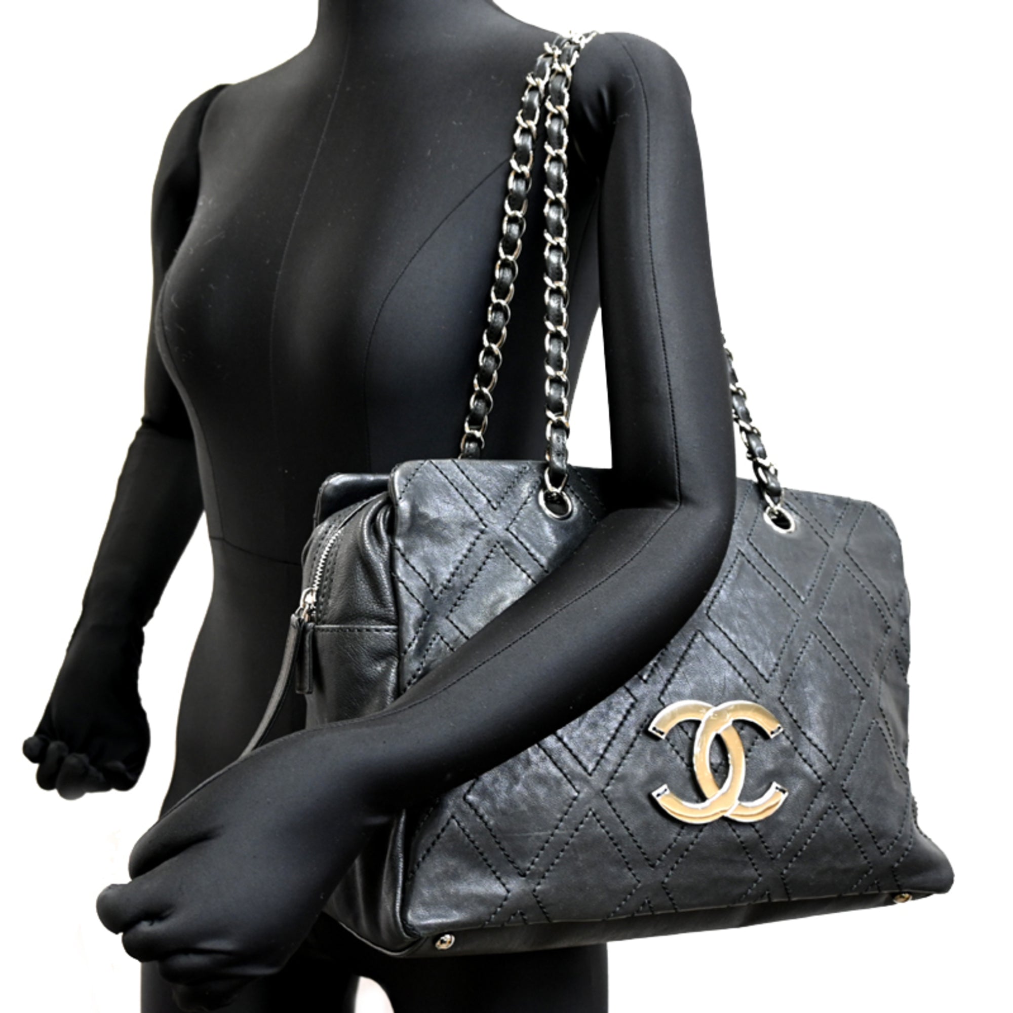 Chanel Black Leather Shoulder Bag (Pre-Owned)