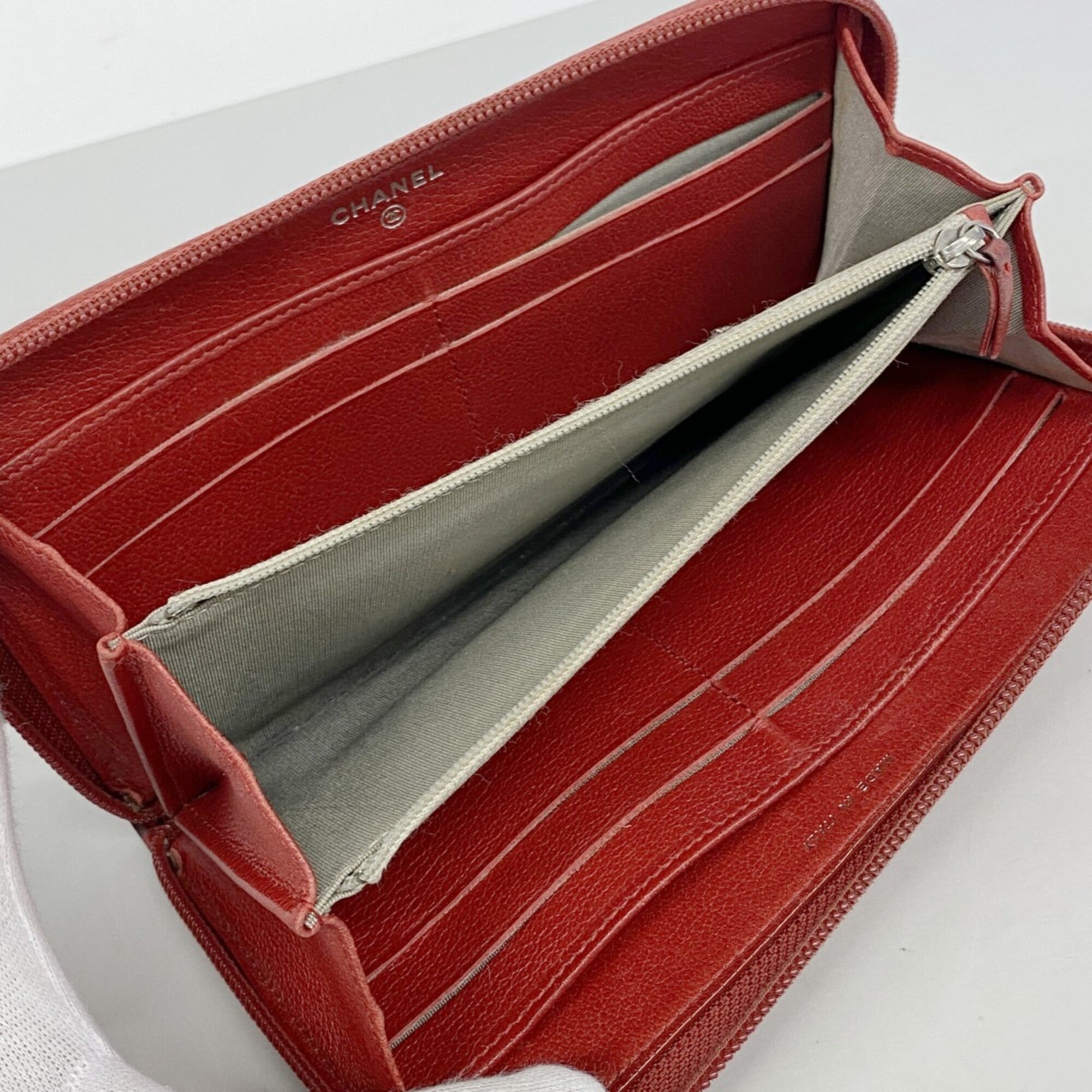 Chanel Red Color Leather Long Wallet (Bi-Fold) (Pre-Owned)
