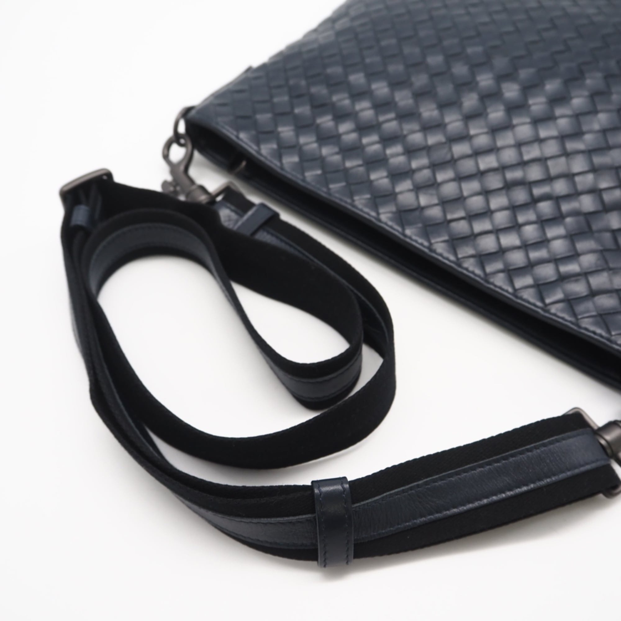 Bottega Veneta Navy Leather Shoulder Bag (Pre-Owned)