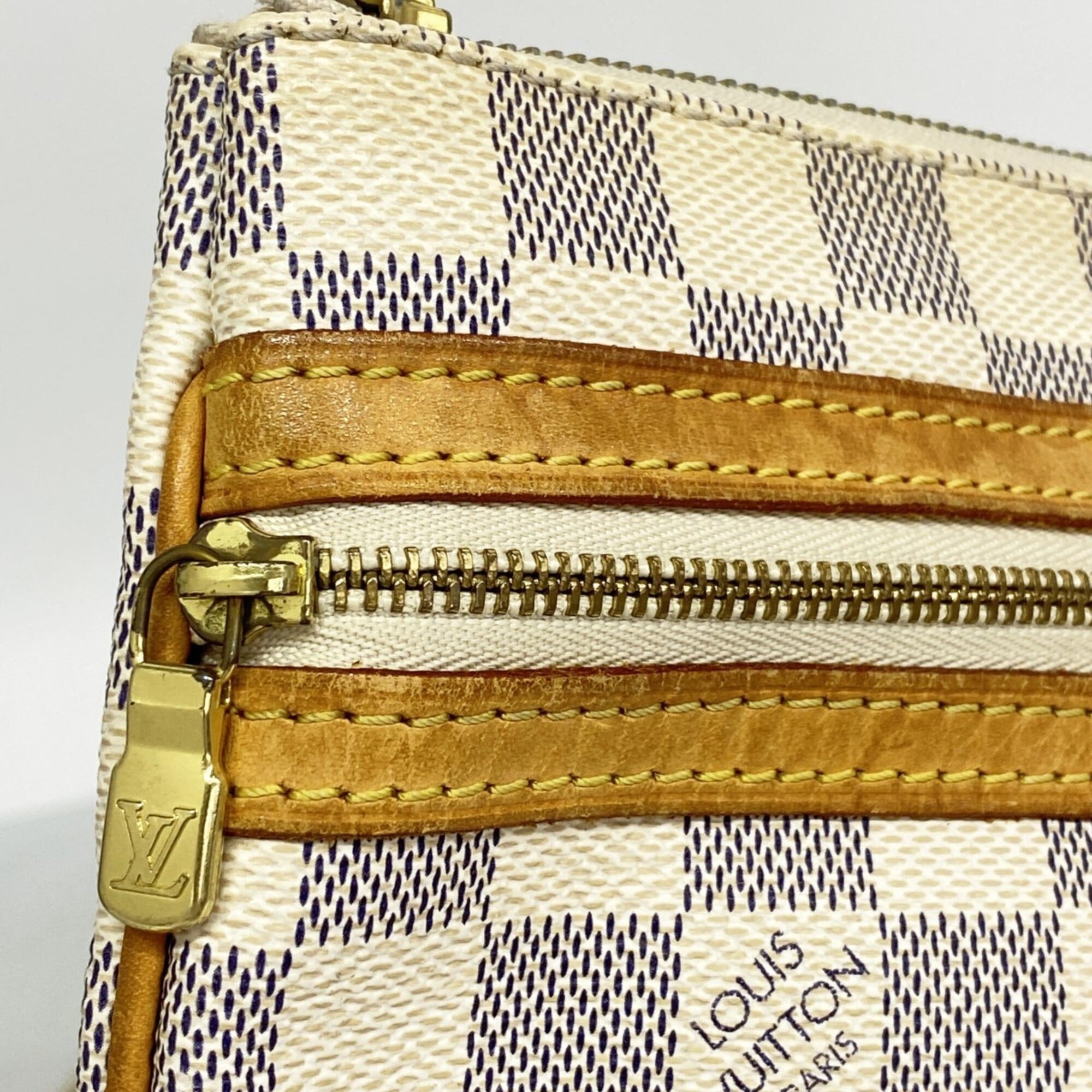 Louis Vuitton White Shoulder Bag (Pre-Owned)