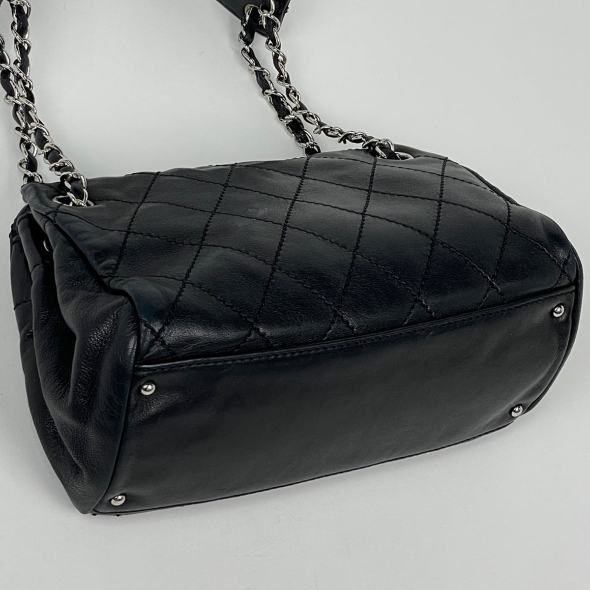 Chanel Matelasse Black Leather Shoulder Bag (Pre-Owned)