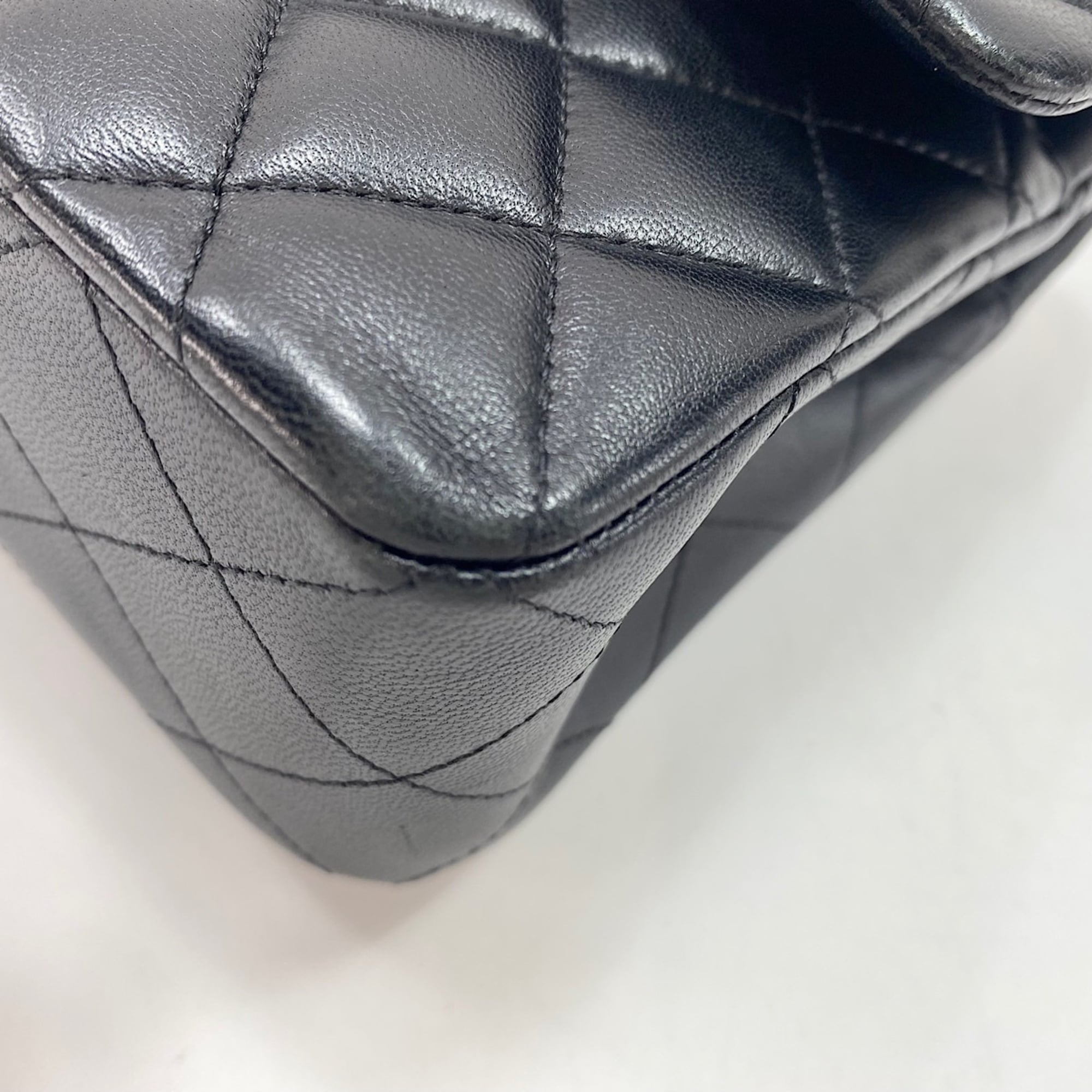 Chanel Black Shoulder Bag (Pre-Owned)