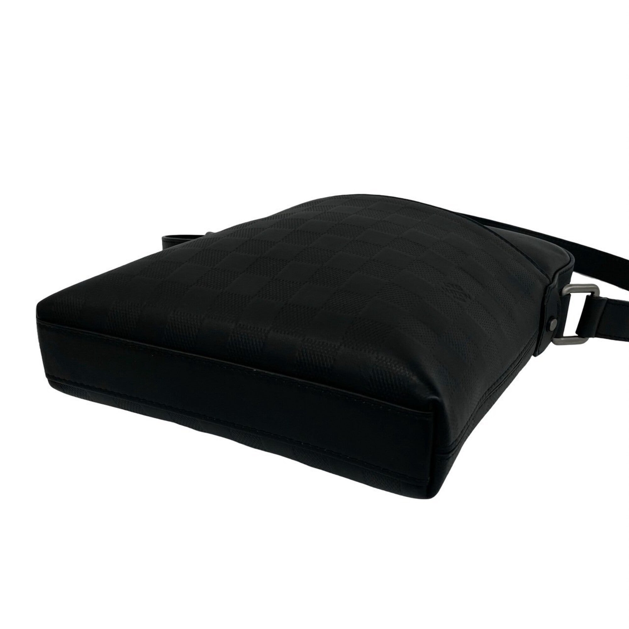 Louis Vuitton Black Leather Pochette Shoulder Bag (Pre-Owned)