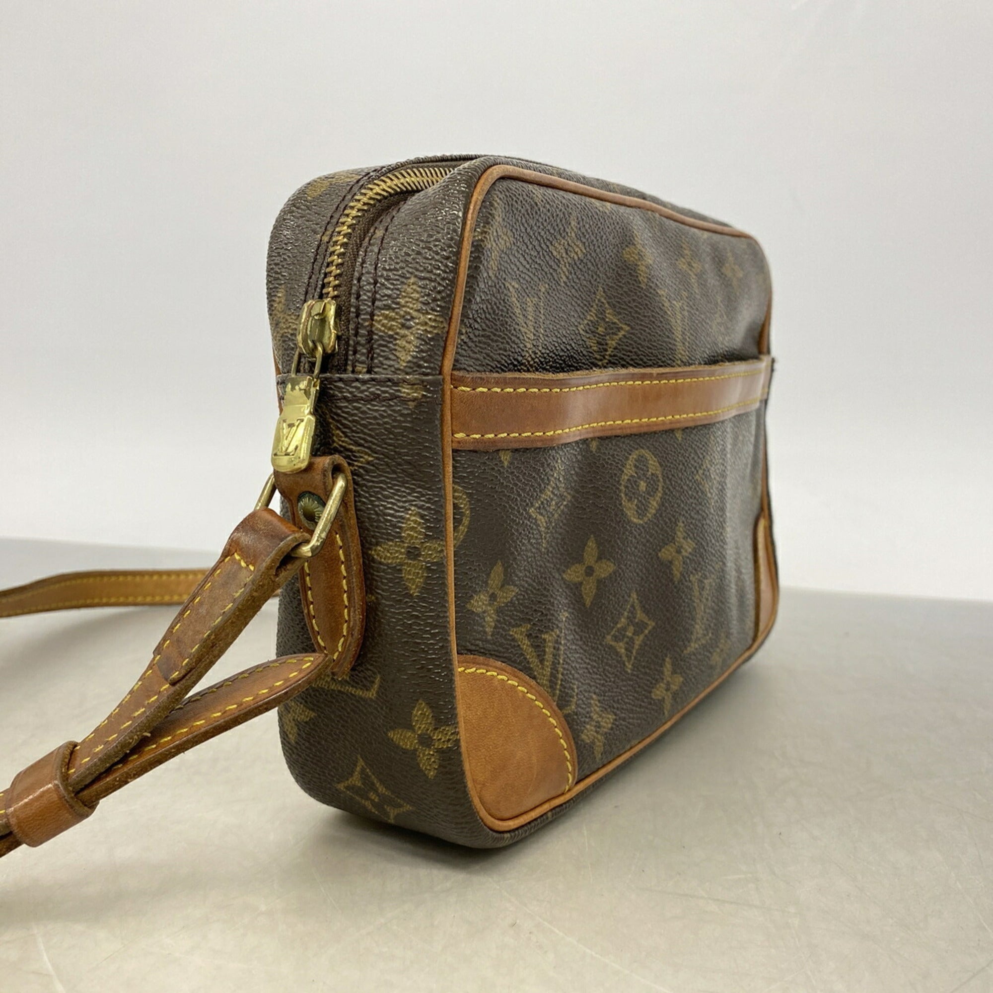 Louis Vuitton Brown Shoulder Bag (Pre-Owned)