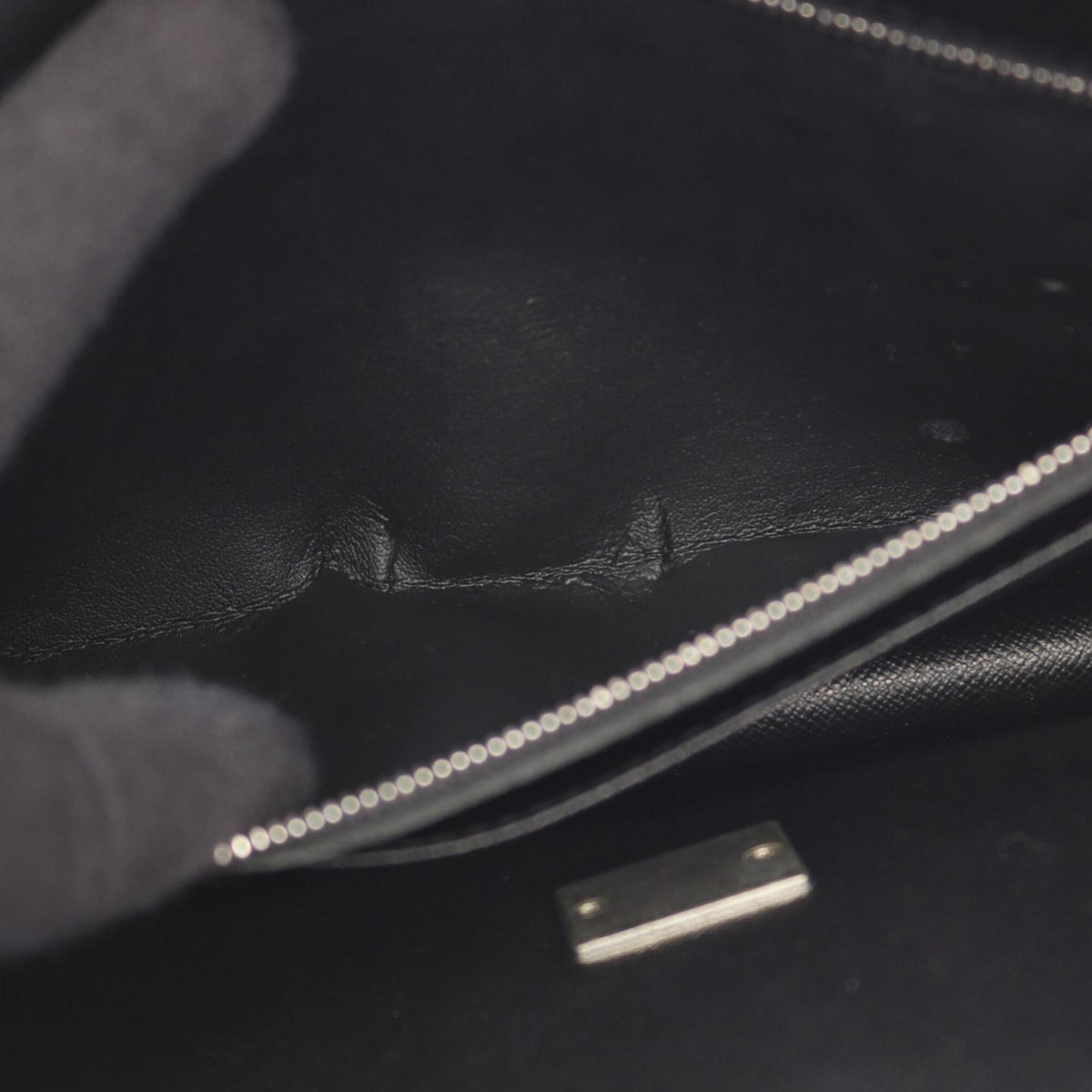 Louis Vuitton Black Leather Taiga Leather Clutch Bag Handbag (Pre-Owned)