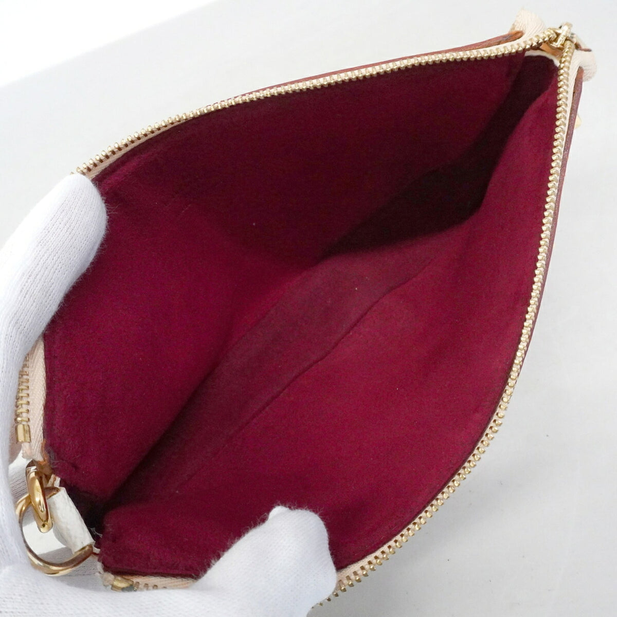 Louis Vuitton Blanc Pouch (Pre-Owned)
