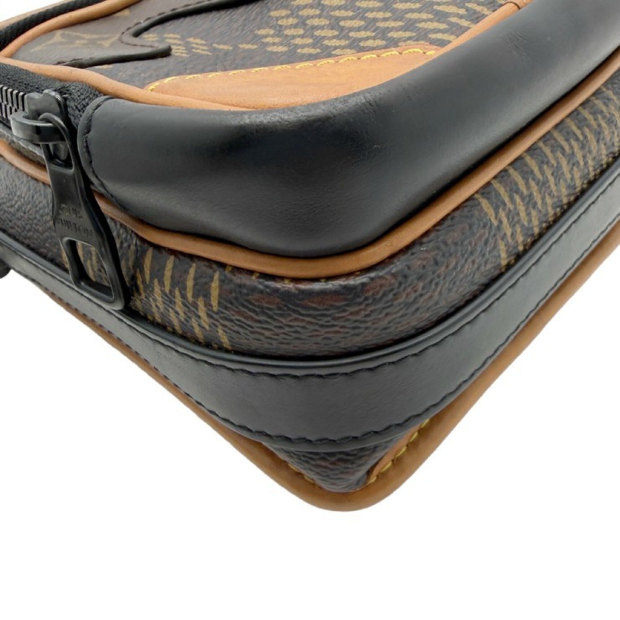 Louis Vuitton Brown Messenger Bag Shoulder Bag (Pre-Owned)