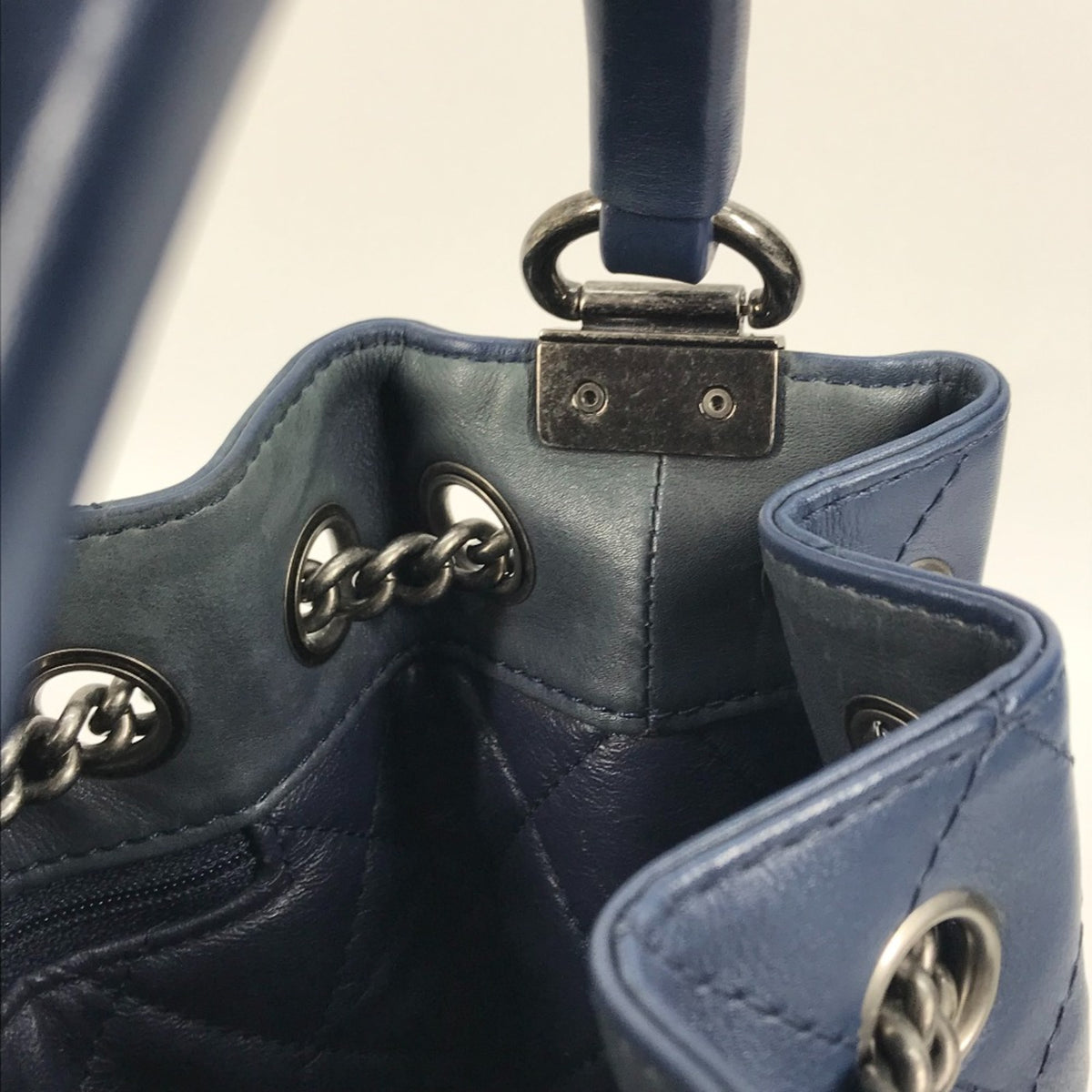 Chanel Blue Leather Shoulder Bag (Pre-Owned)