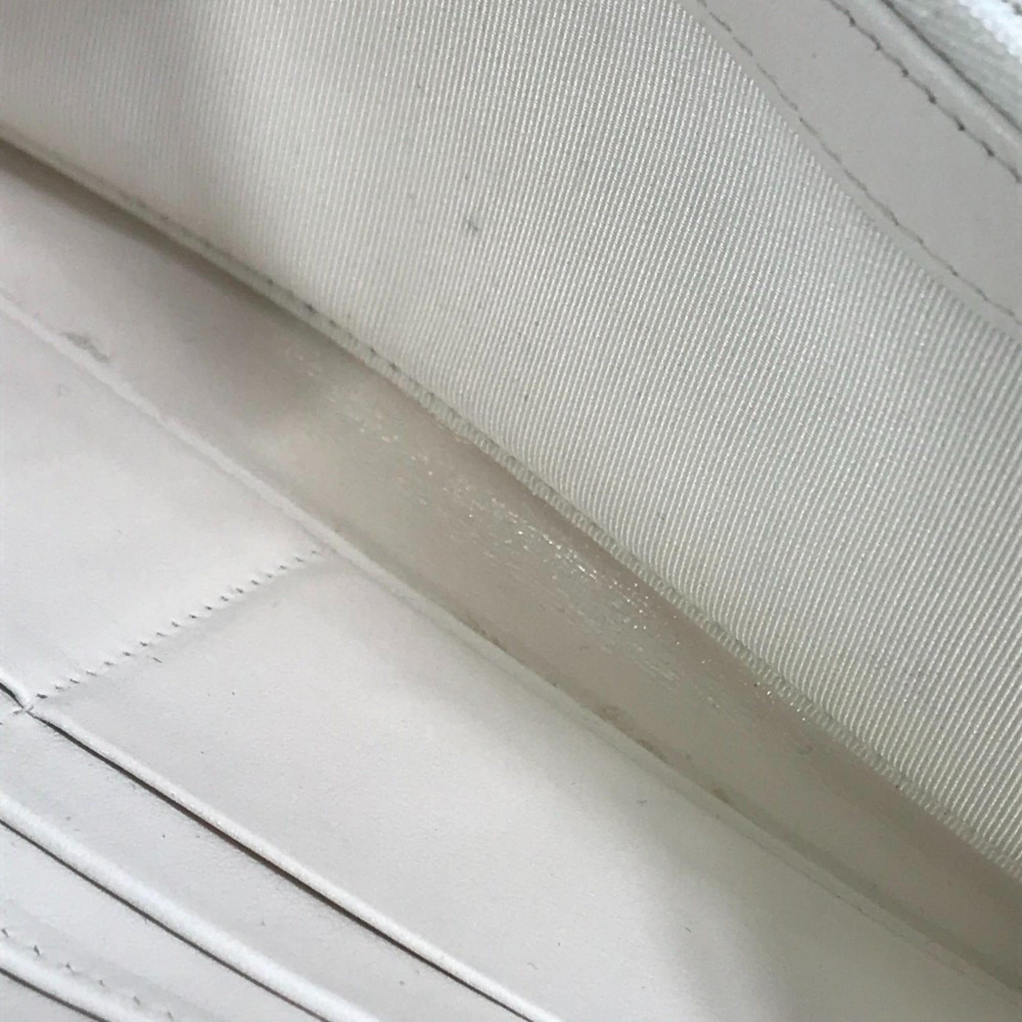 Chanel White Grained Calfskin Long Wallet (Bi-Fold) (Pre-Owned)