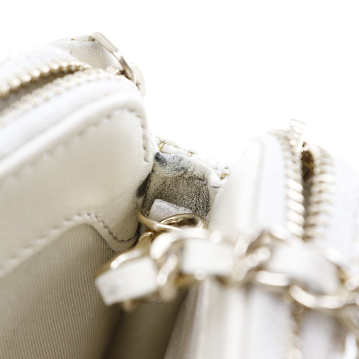 Chanel White Tweed Shoulder Bag (Pre-Owned)