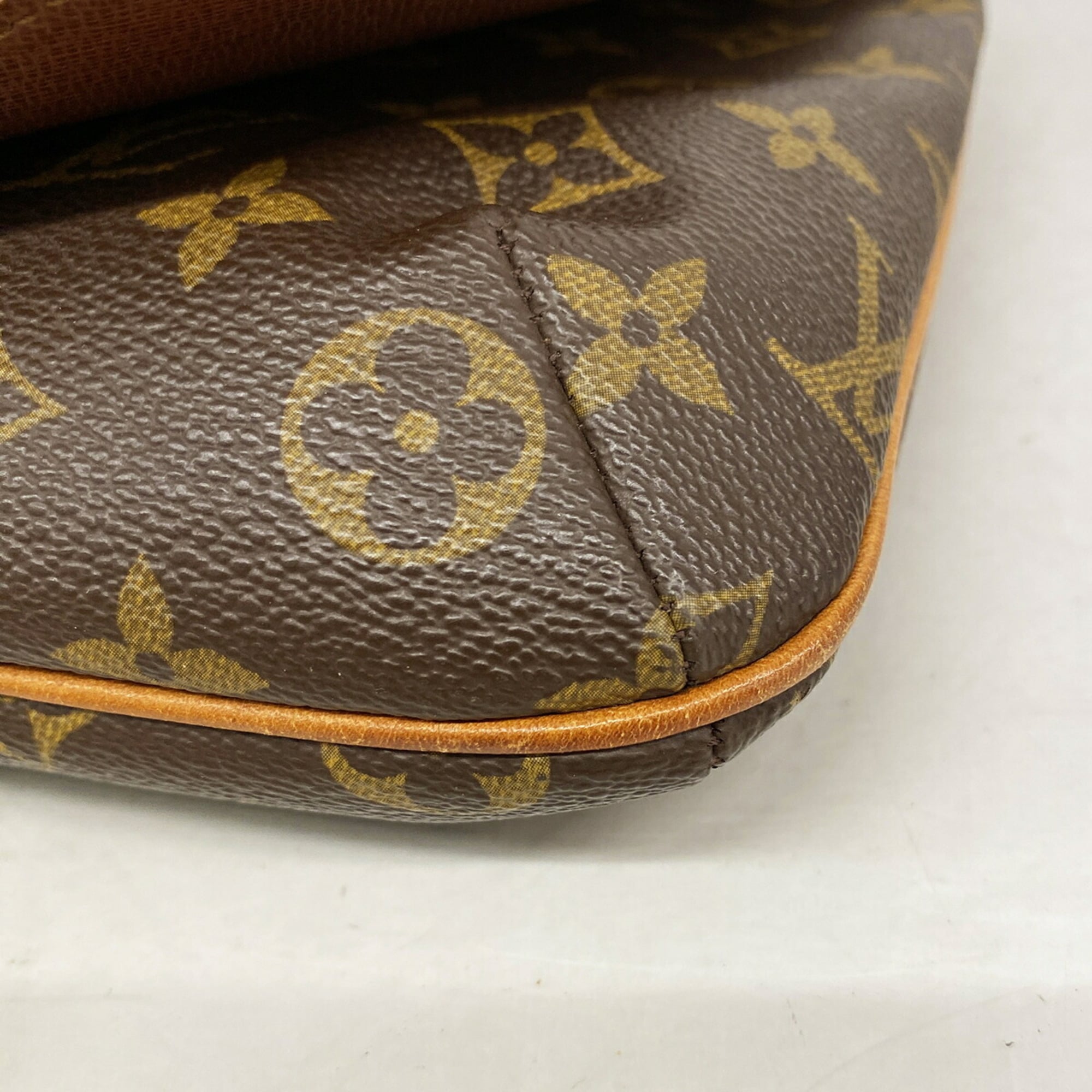 Louis Vuitton Brown Shoulder Bag (Pre-Owned)