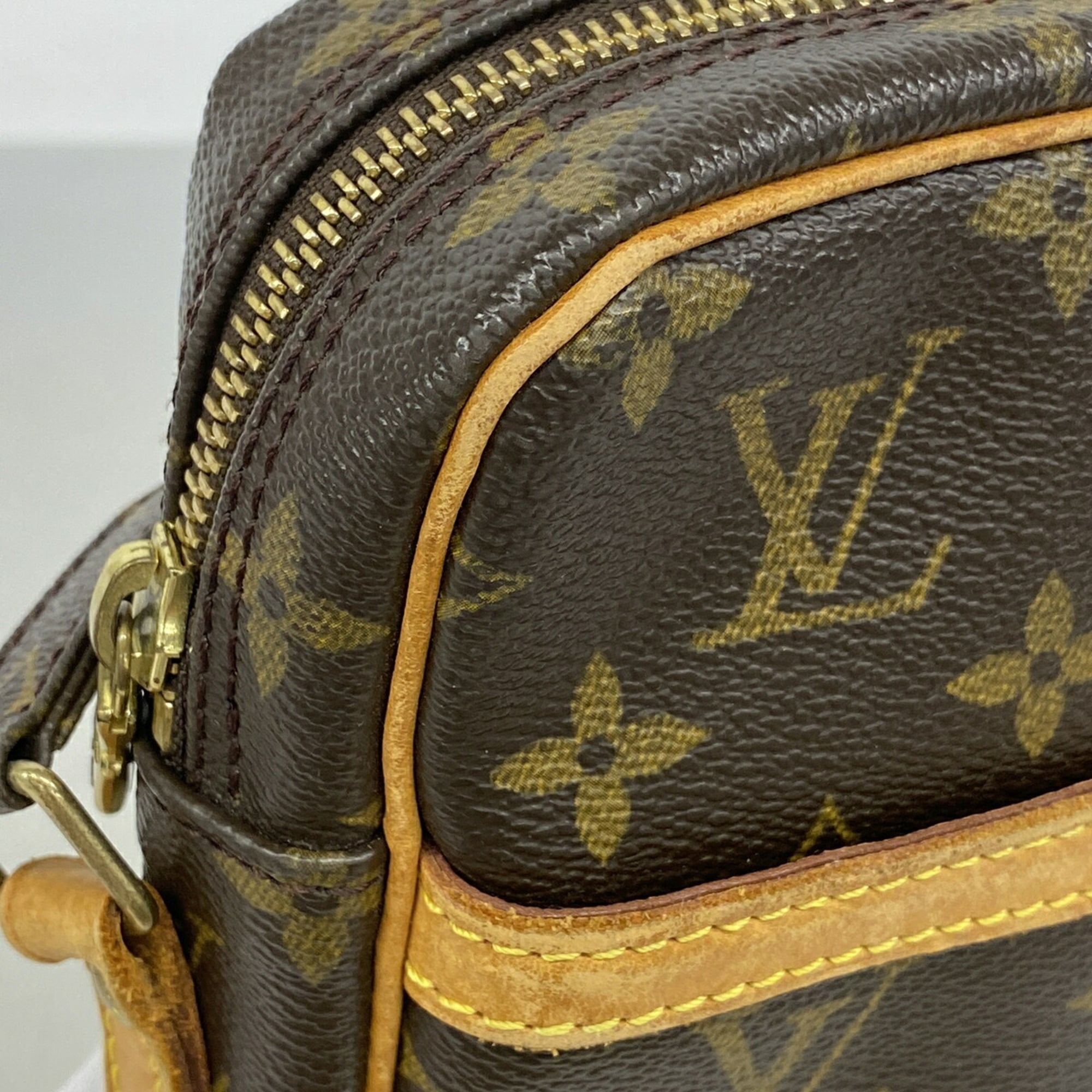 Louis Vuitton Brown Shoulder Bag (Pre-Owned)