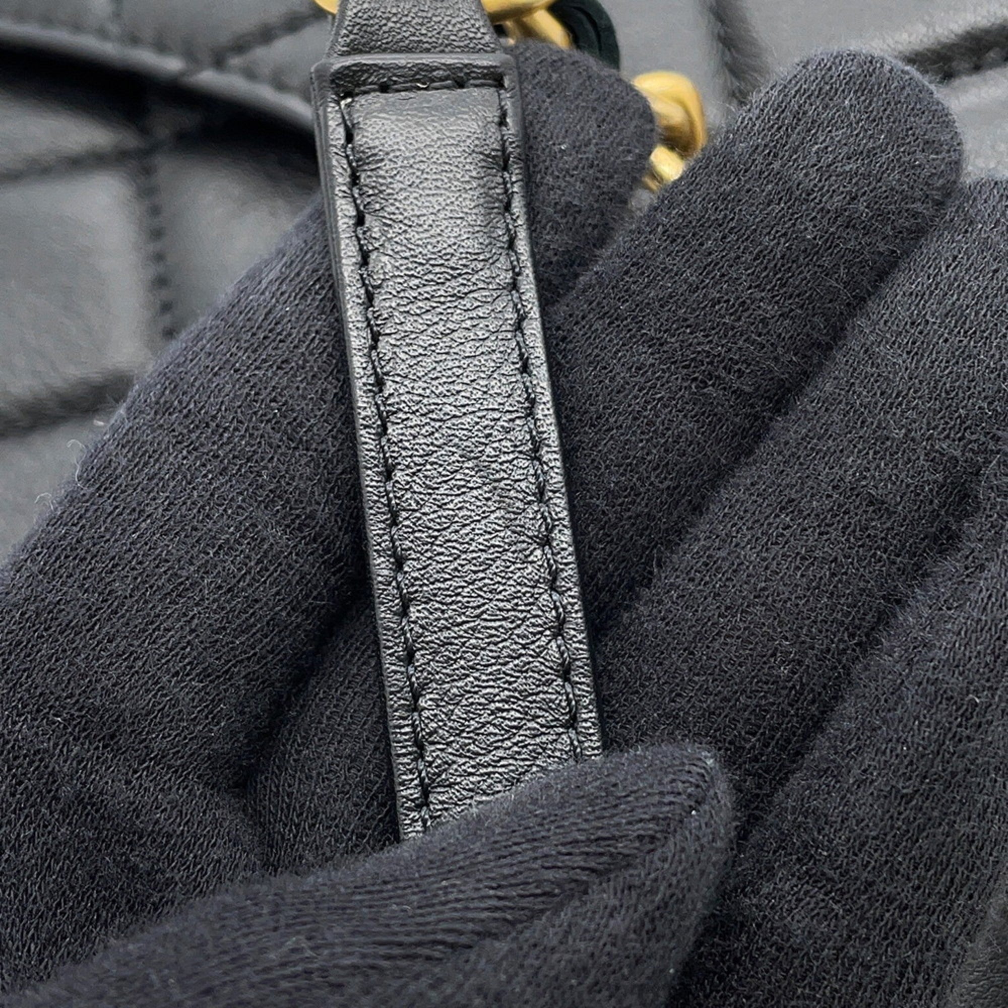 Chanel Black Leather Shoulder Bag (Pre-Owned)