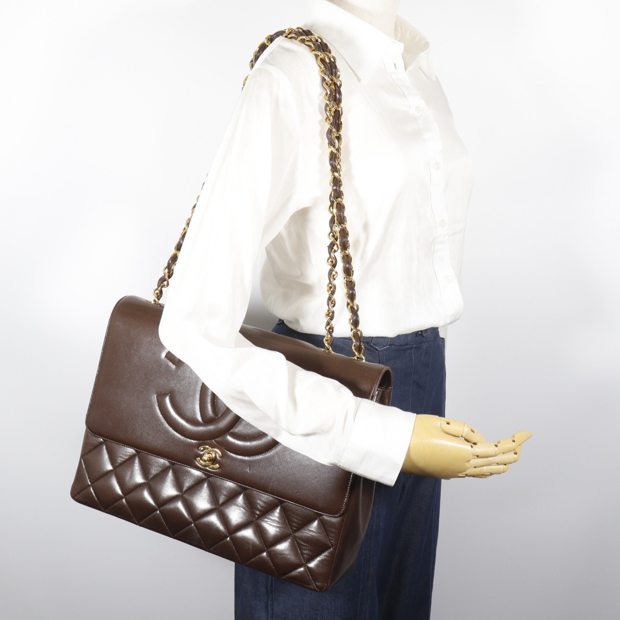 Chanel Brown Leather Shoulder Bag (Pre-Owned)