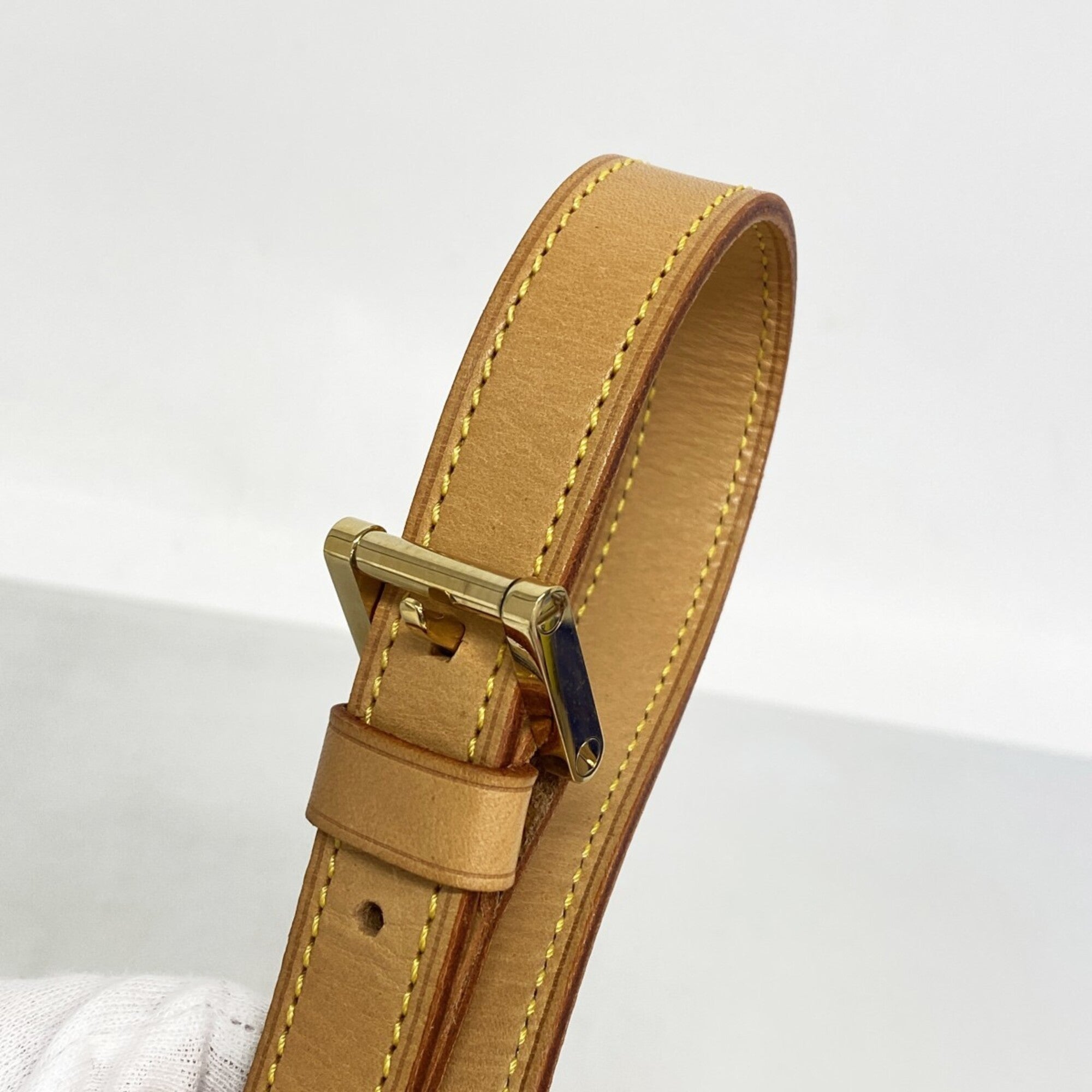 Louis Vuitton Beige Shoulder Bag (Pre-Owned)