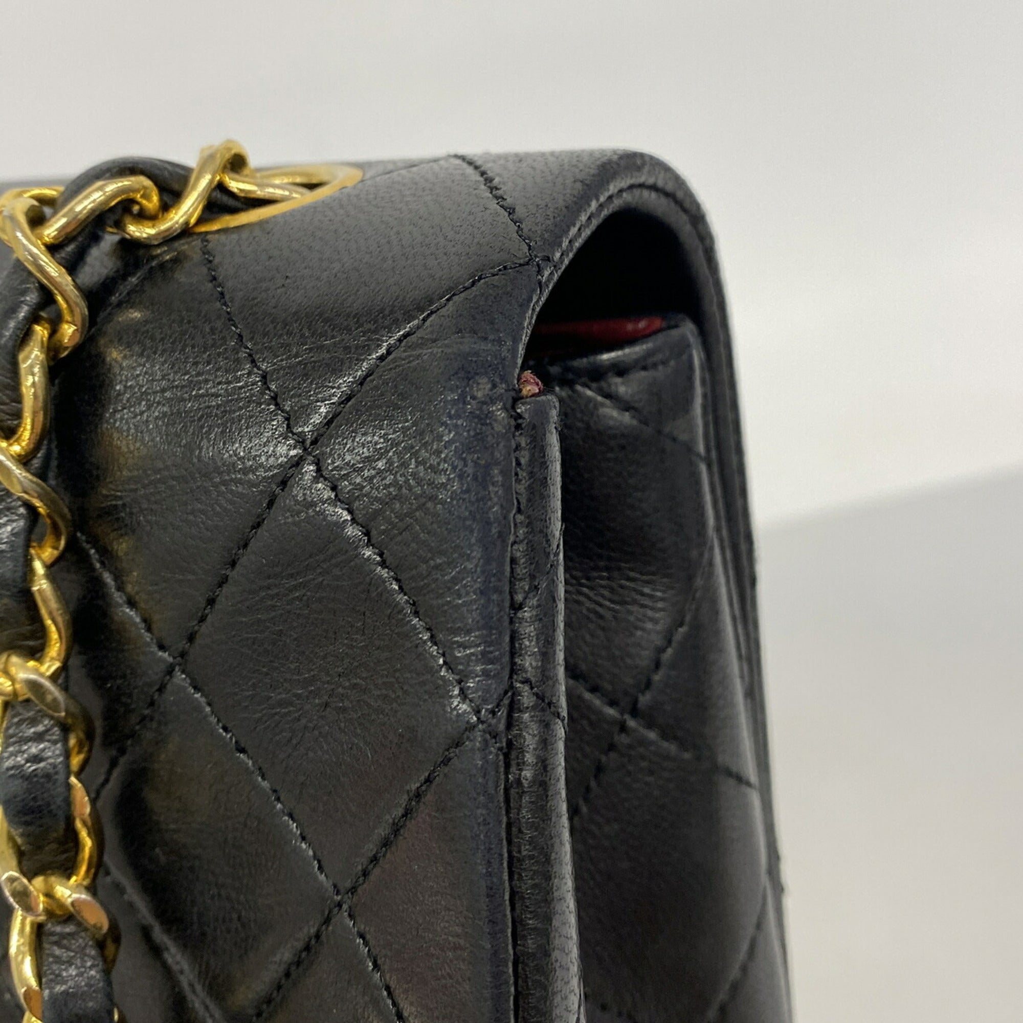 Chanel Black Leather Shoulder Bag (Pre-Owned)