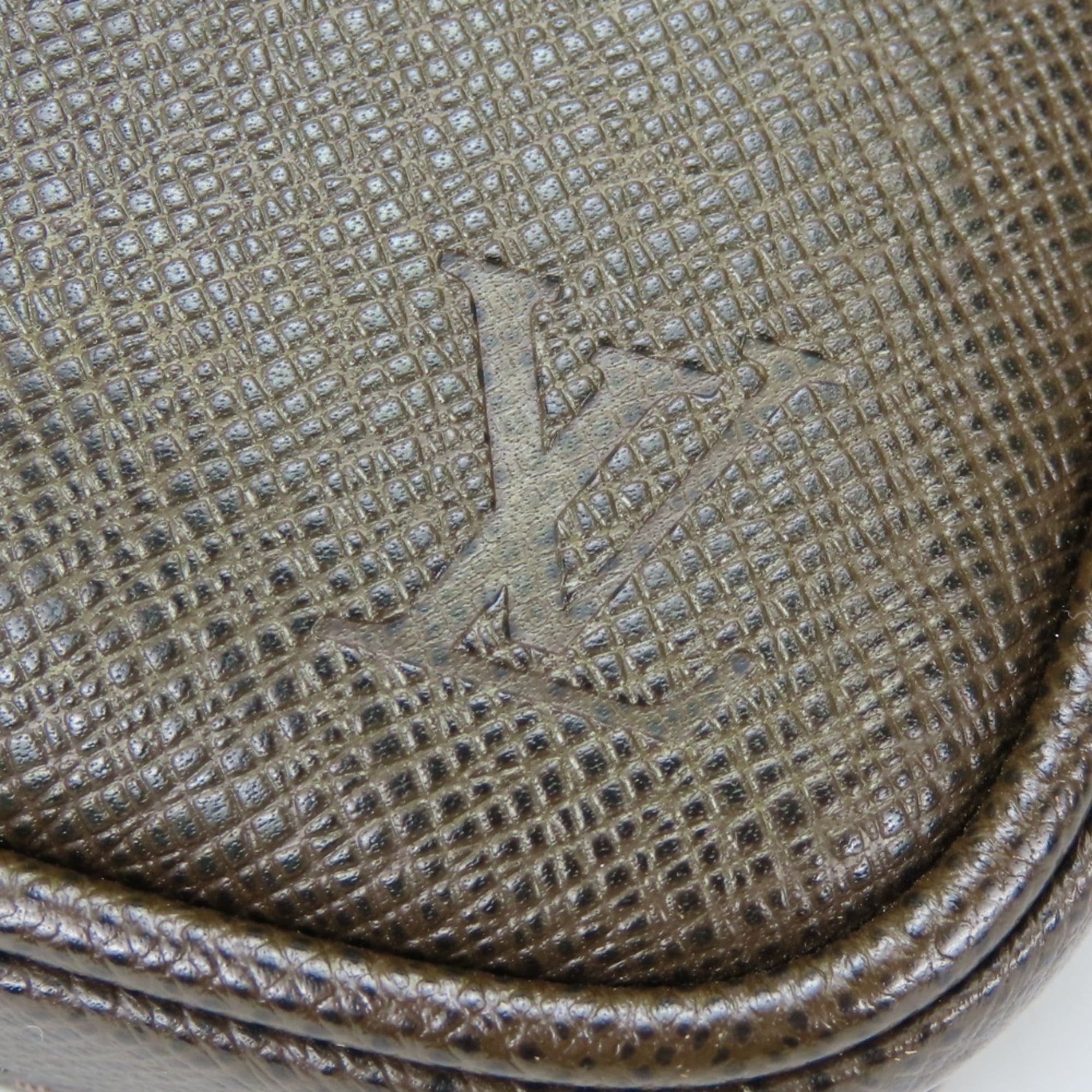 Louis Vuitton Taiga Brown Grizzly Taiga Leather Shoulder Bag (Pre-Owned)