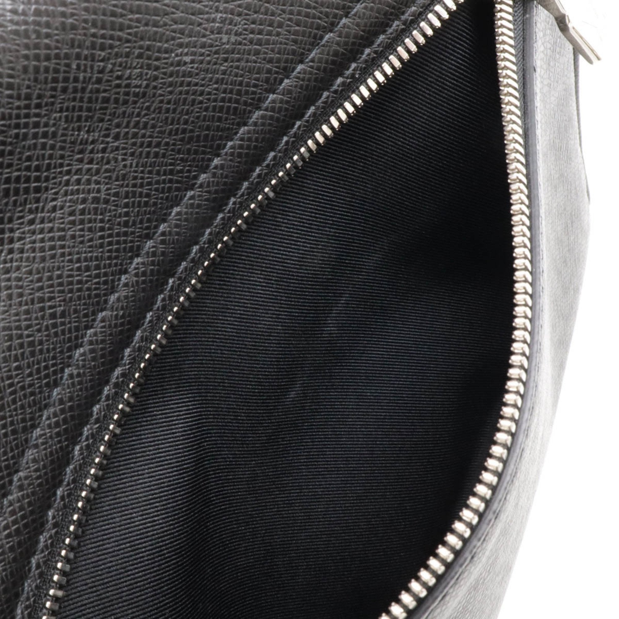 Louis Vuitton Noir Taiga Leather Shoulder Bag (Pre-Owned)