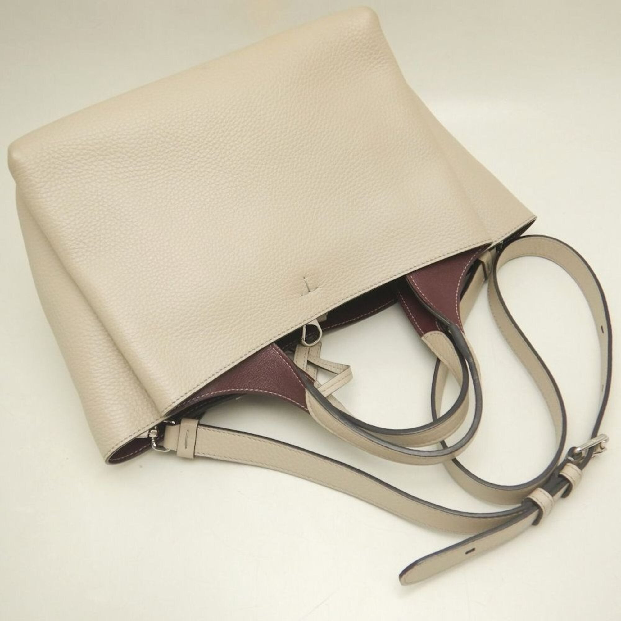 Tod's Cream Leather Handbag (Pre-Owned)