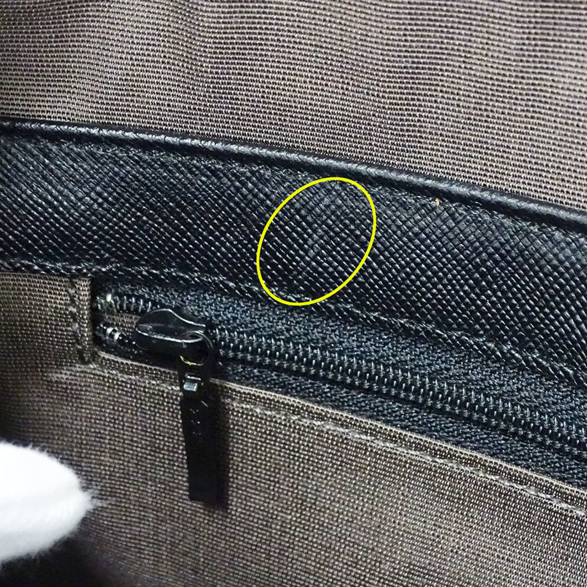 Burberry Black Leather Shoulder Bag (Pre-Owned)