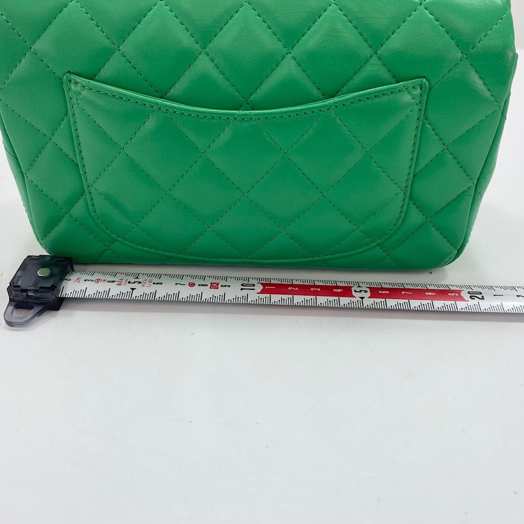 Chanel Green Shoulder Bag (Pre-Owned)
