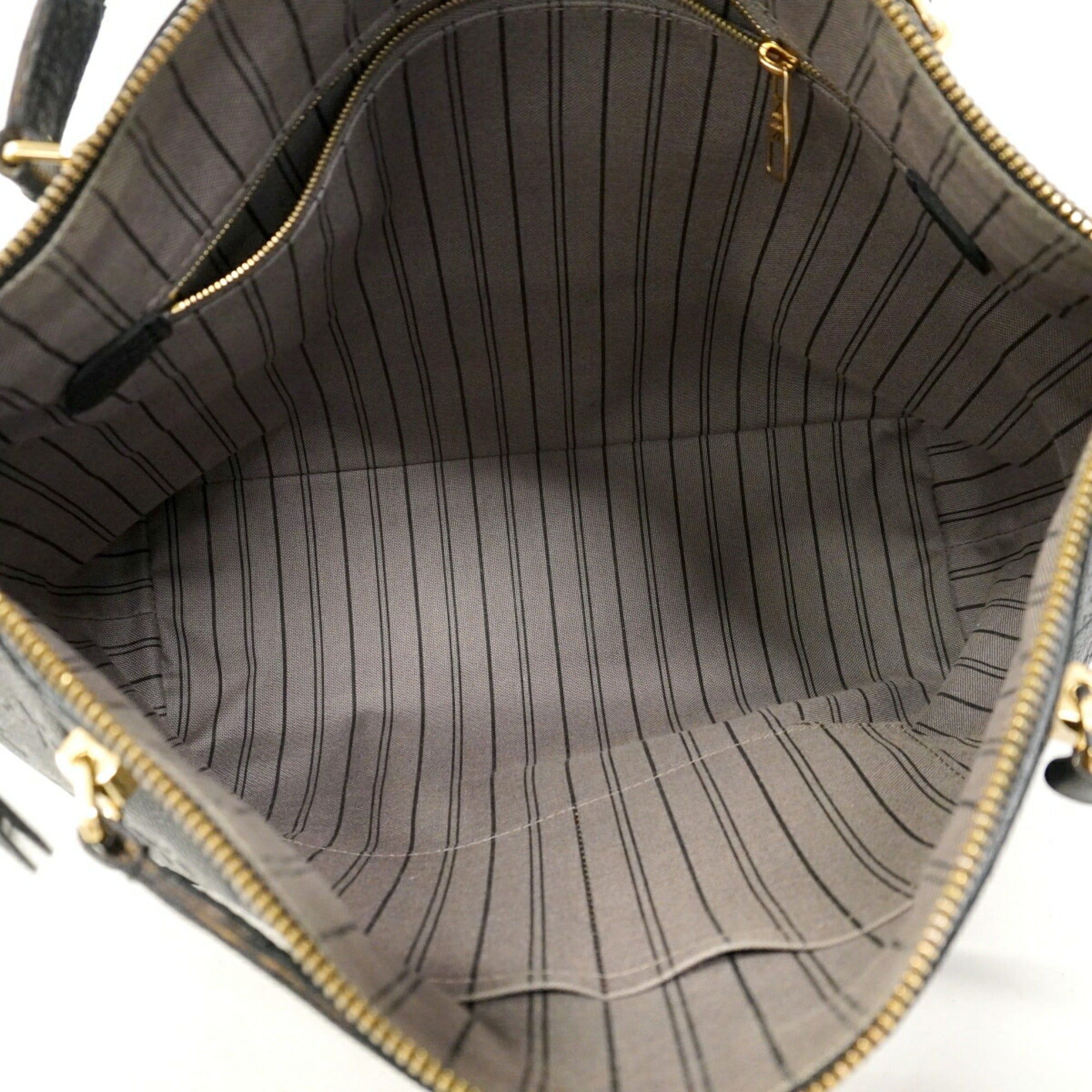 Louis Vuitton Noir Handbag (Pre-Owned)