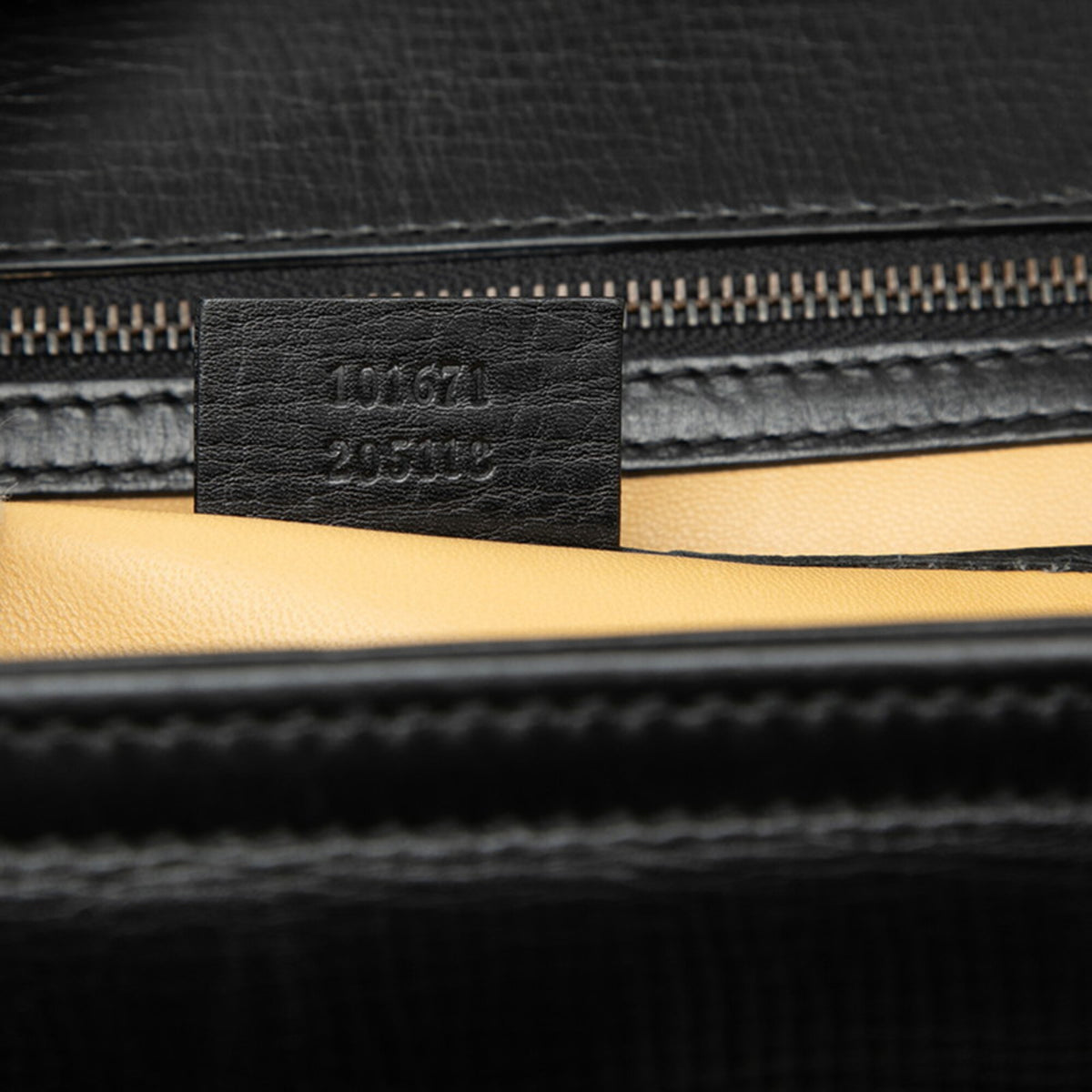 Gucci Black Leather Handbag Pouch (Pre-Owned)
