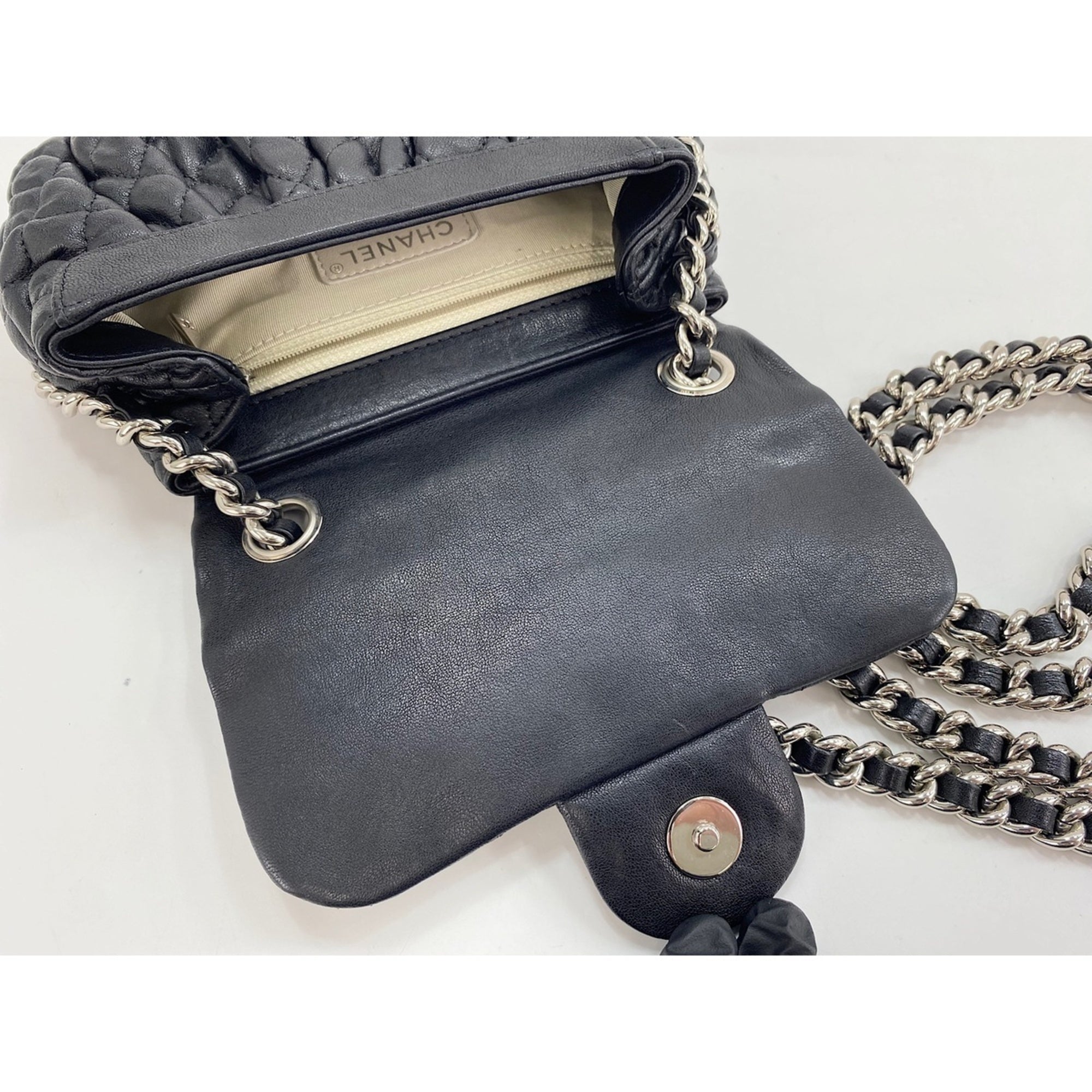 Chanel Black Shoulder Bag (Pre-Owned)