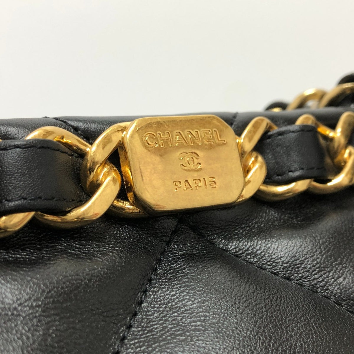 Chanel Black Leather Shoulder Bag (Pre-Owned)