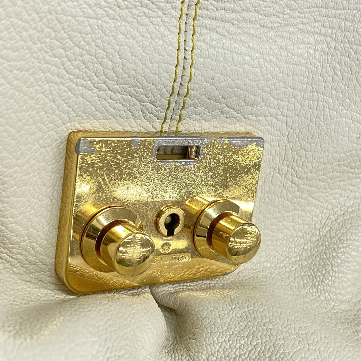 Louis Vuitton Blanc Shoulder Bag (Pre-Owned)