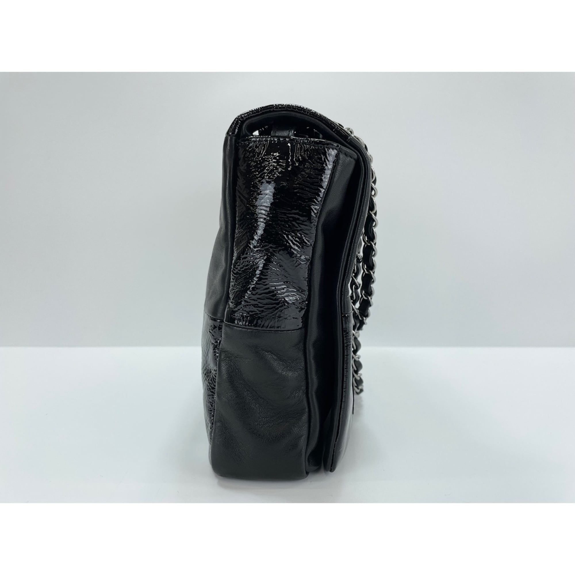 Chanel Black Leather Shoulder Bag (Pre-Owned)