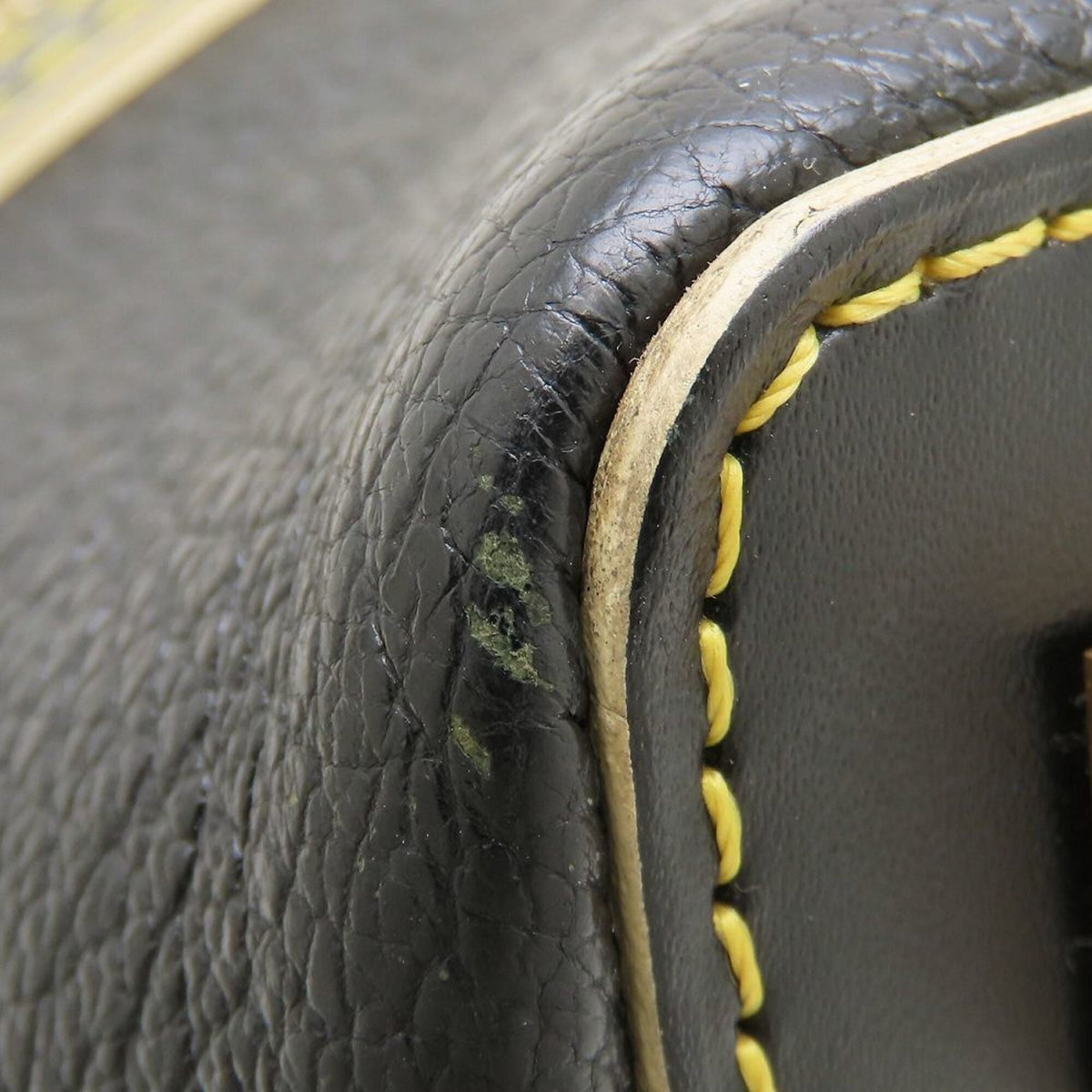 Louis Vuitton Noir Leather Shoulder Bag (Pre-Owned)